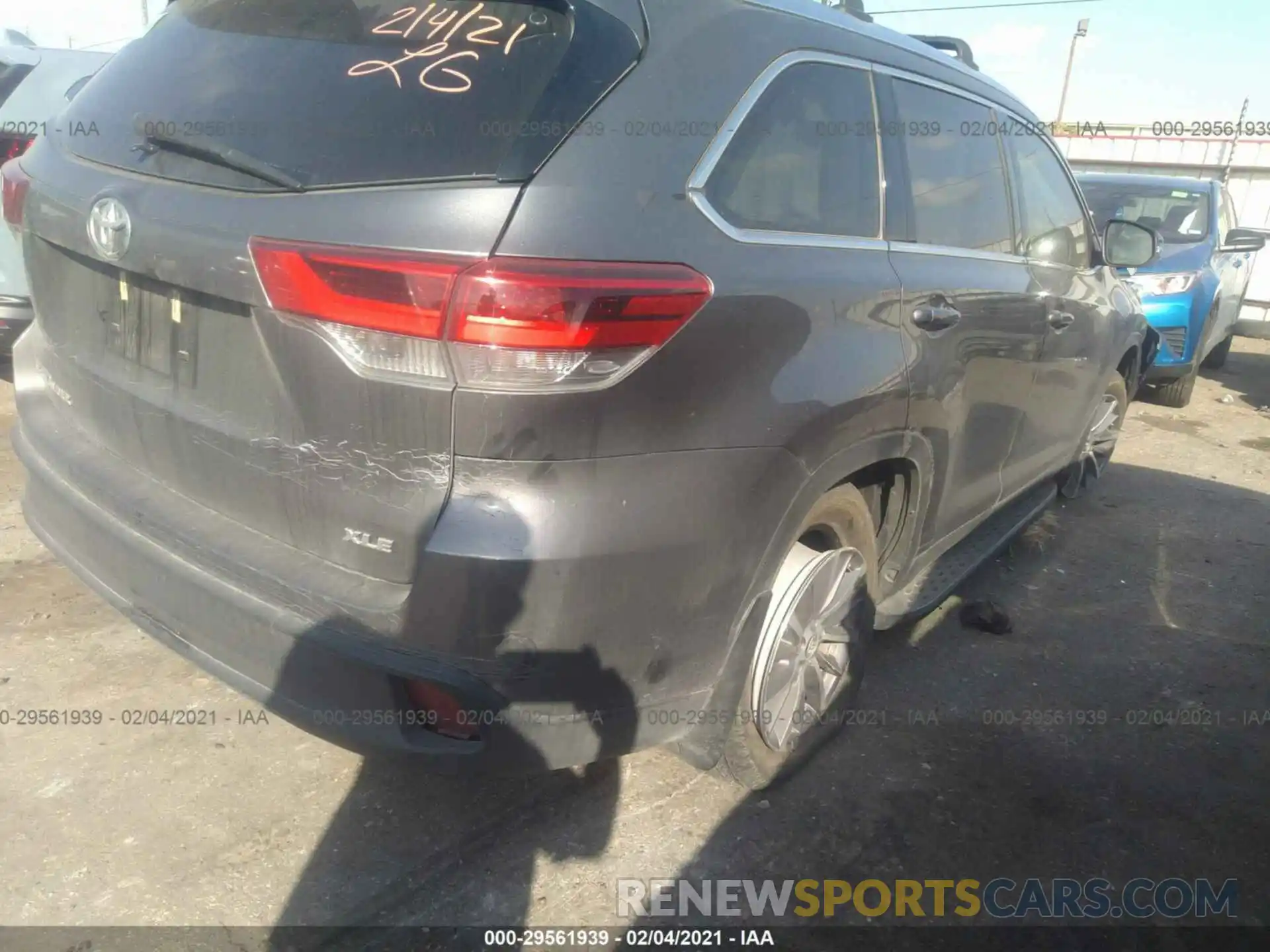 4 Photograph of a damaged car 5TDKZRFH2KS567357 TOYOTA HIGHLANDER 2019