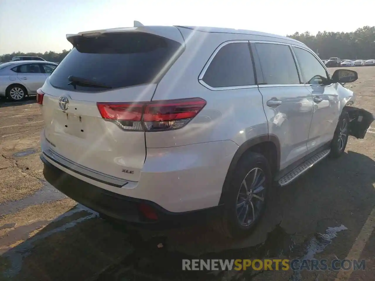 4 Photograph of a damaged car 5TDKZRFH2KS570050 TOYOTA HIGHLANDER 2019