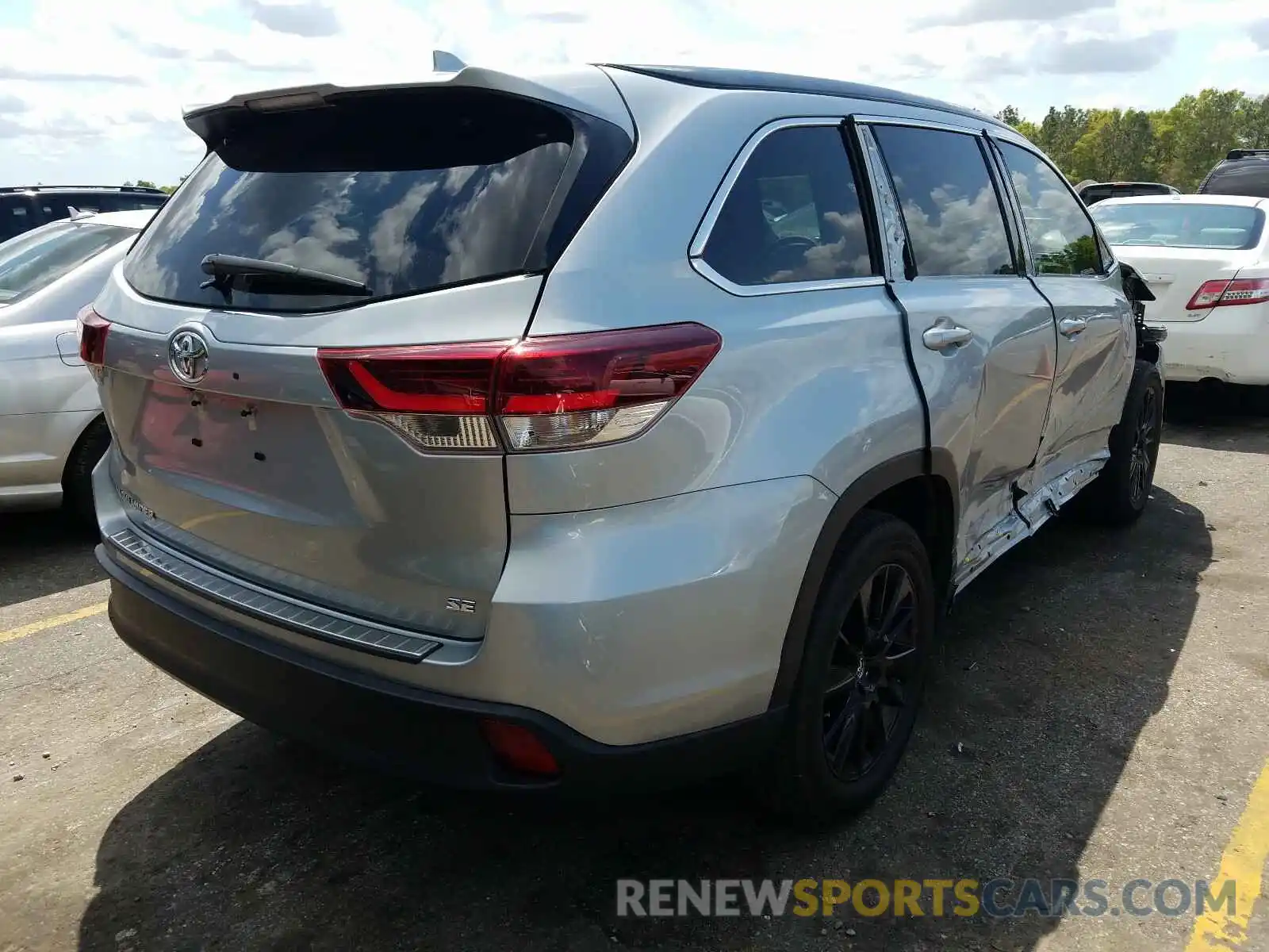 4 Photograph of a damaged car 5TDKZRFH2KS570212 TOYOTA HIGHLANDER 2019