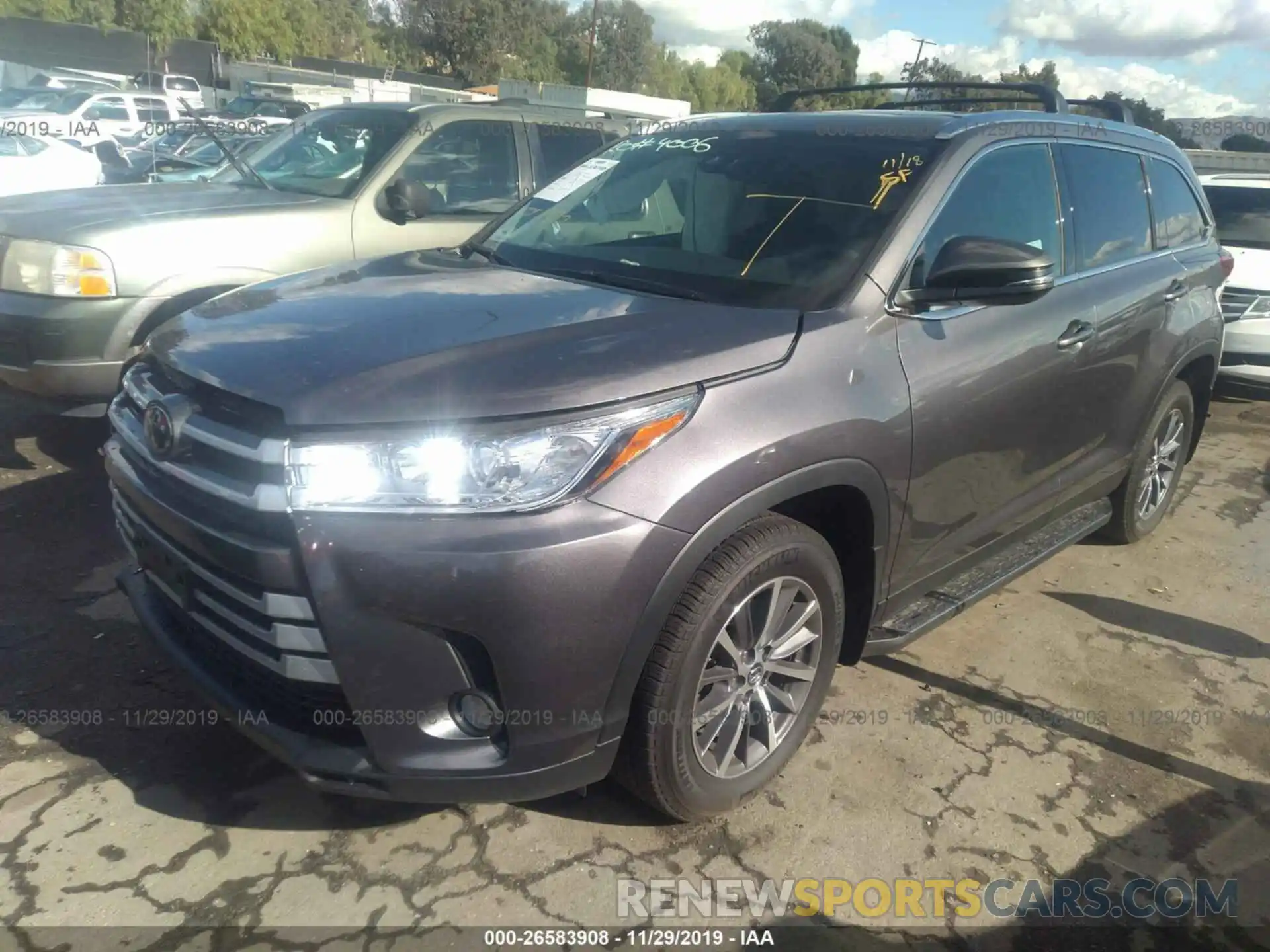 2 Photograph of a damaged car 5TDKZRFH2KS570839 TOYOTA HIGHLANDER 2019