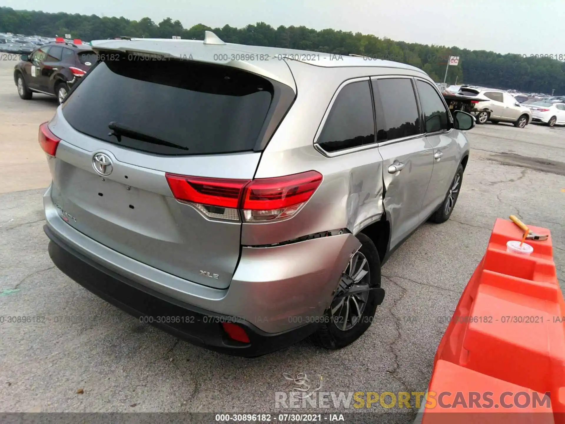 4 Photograph of a damaged car 5TDKZRFH2KS573367 TOYOTA HIGHLANDER 2019