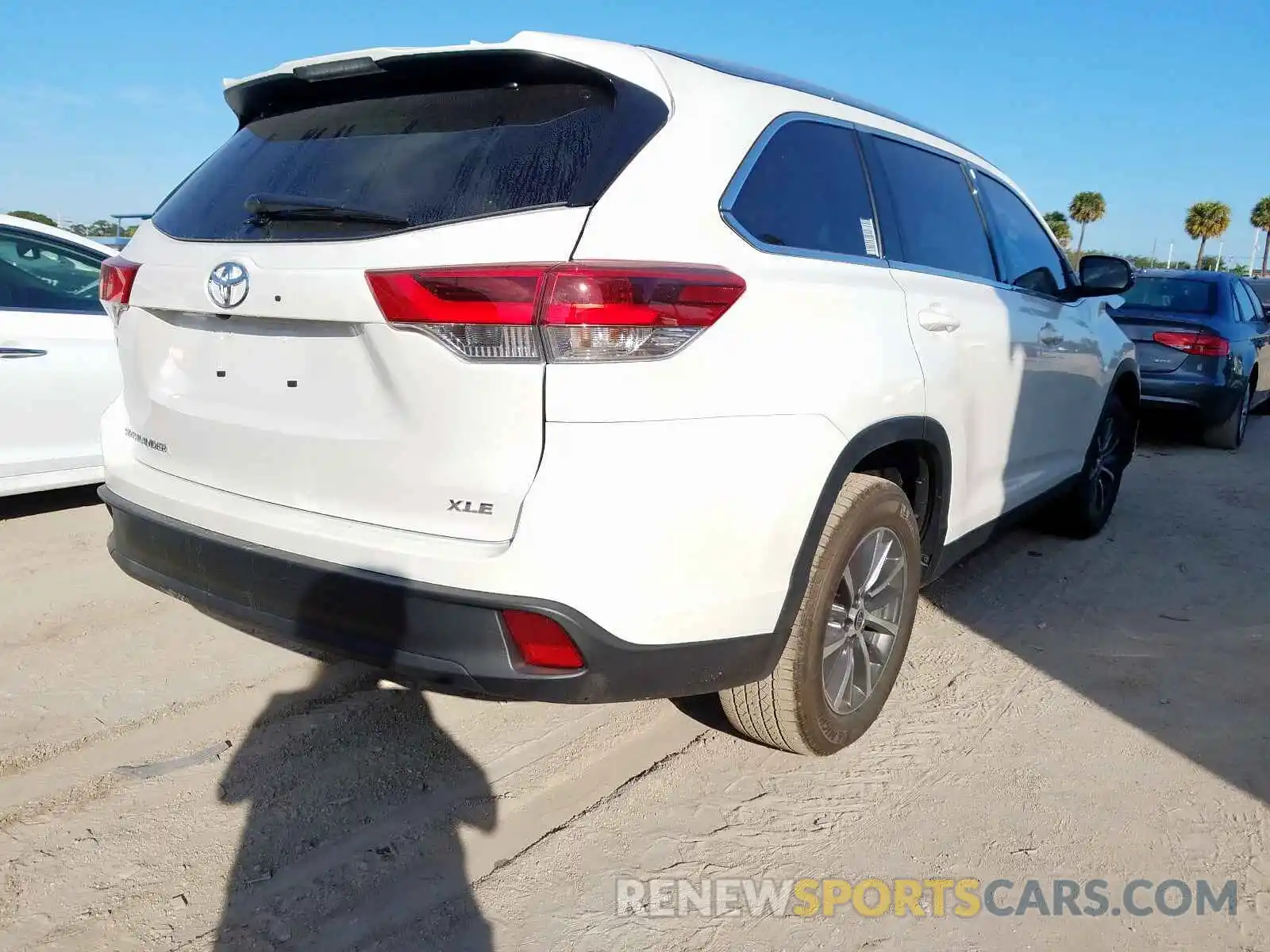 4 Photograph of a damaged car 5TDKZRFH2KS574549 TOYOTA HIGHLANDER 2019