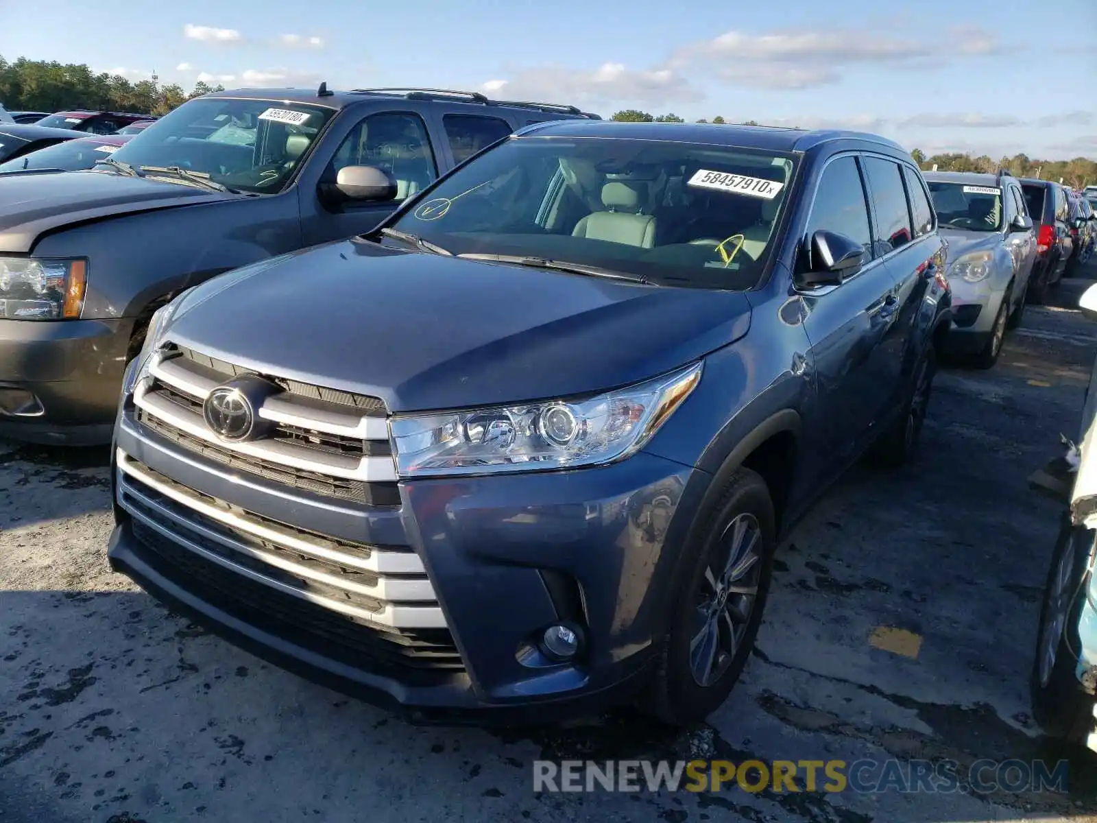 2 Photograph of a damaged car 5TDKZRFH3KS300499 TOYOTA HIGHLANDER 2019