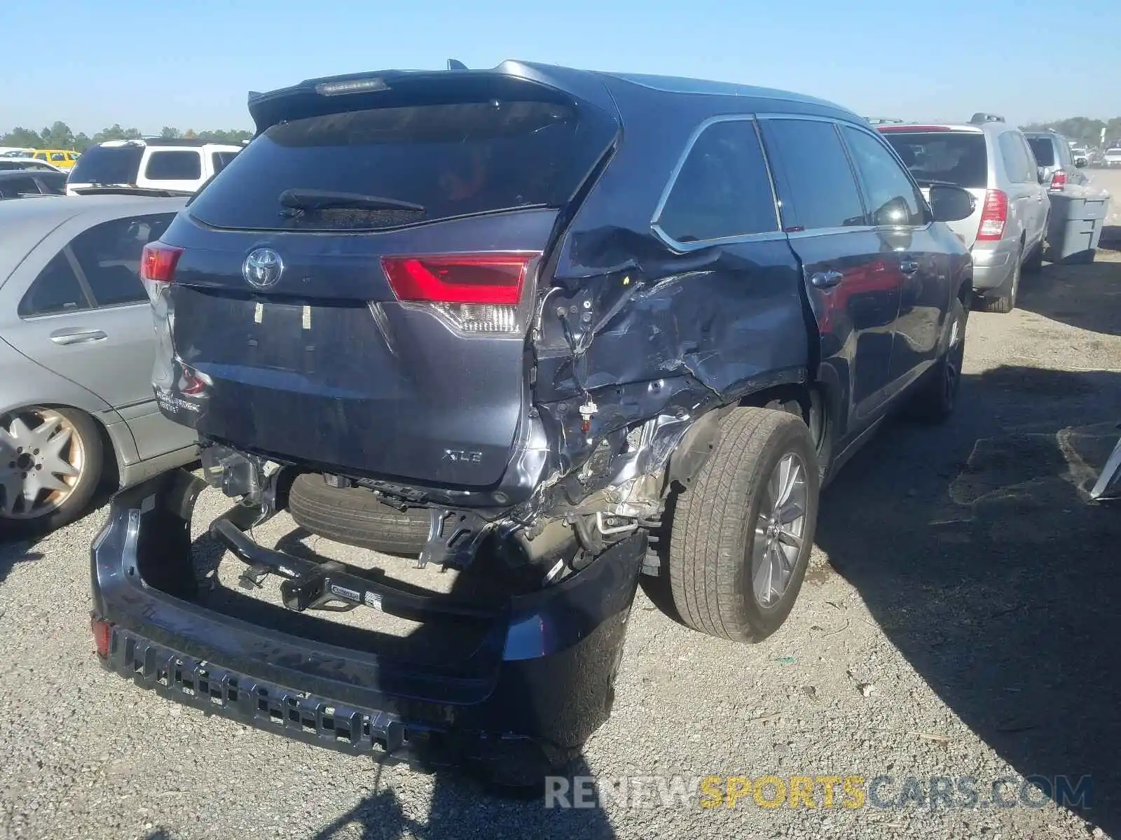 4 Photograph of a damaged car 5TDKZRFH3KS300499 TOYOTA HIGHLANDER 2019