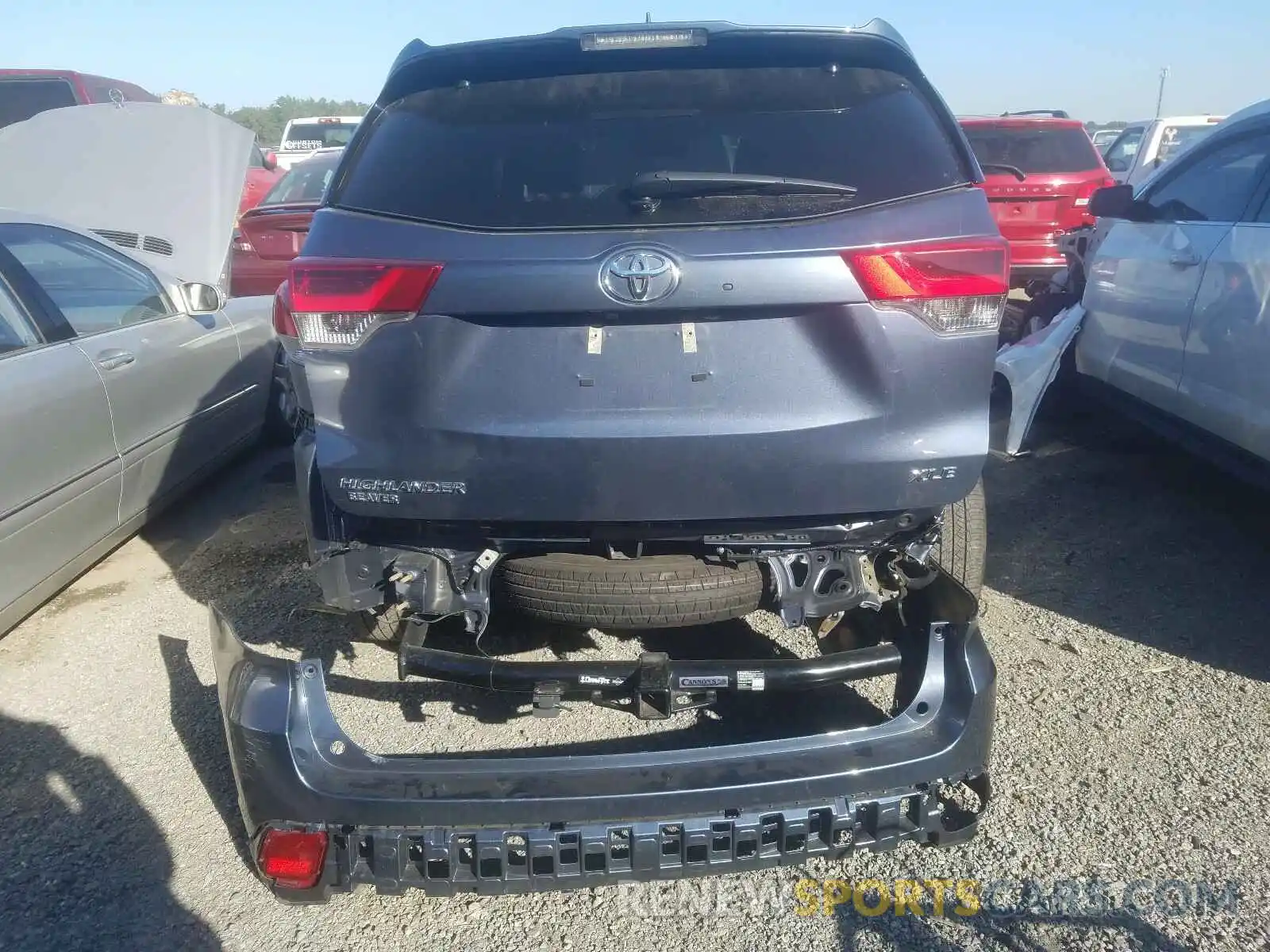 9 Photograph of a damaged car 5TDKZRFH3KS300499 TOYOTA HIGHLANDER 2019