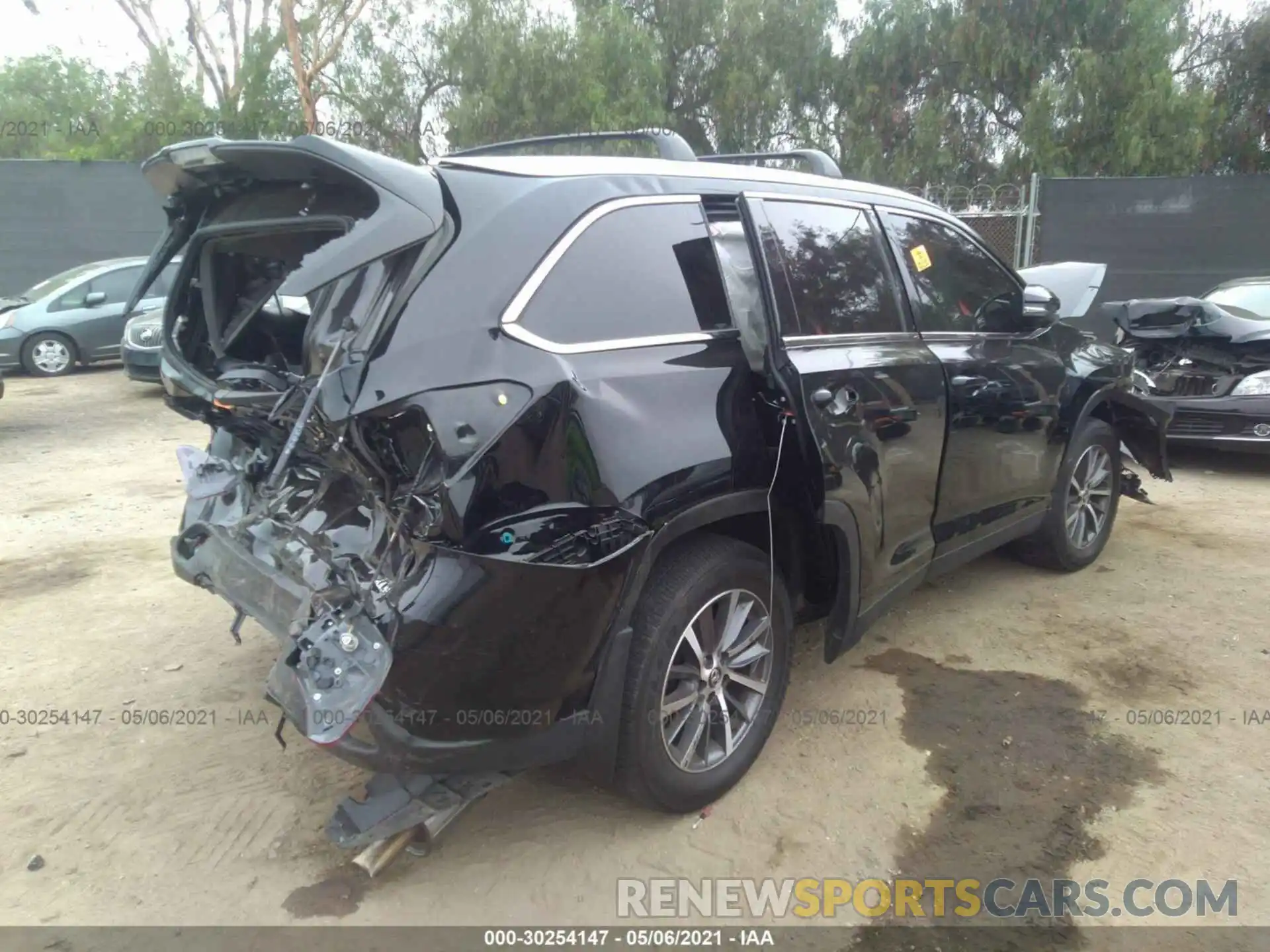 4 Photograph of a damaged car 5TDKZRFH3KS300731 TOYOTA HIGHLANDER 2019