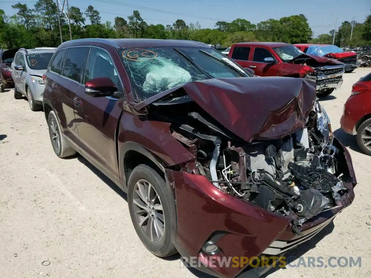 1 Photograph of a damaged car 5TDKZRFH3KS310160 TOYOTA HIGHLANDER 2019