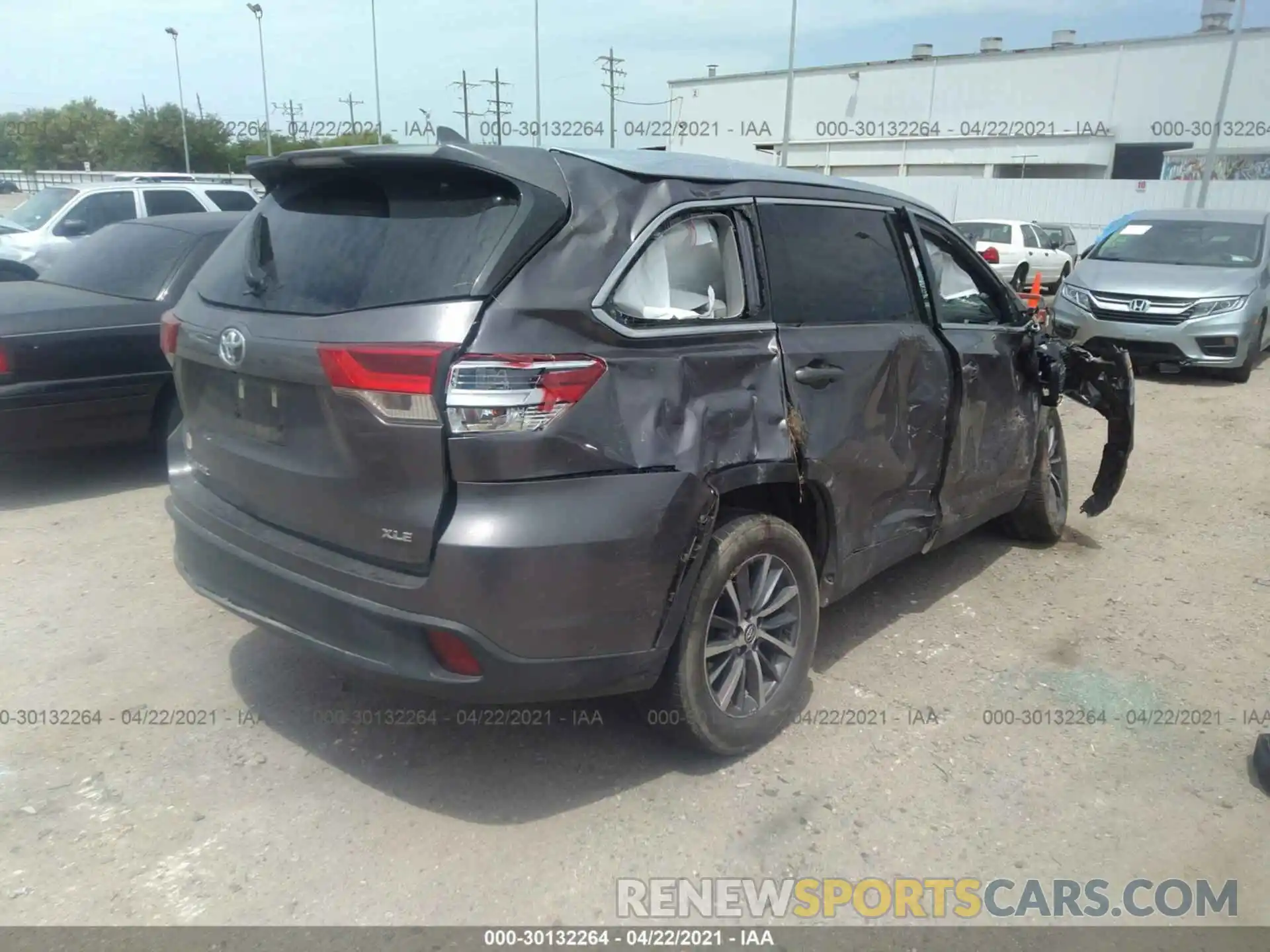 4 Photograph of a damaged car 5TDKZRFH3KS310465 TOYOTA HIGHLANDER 2019