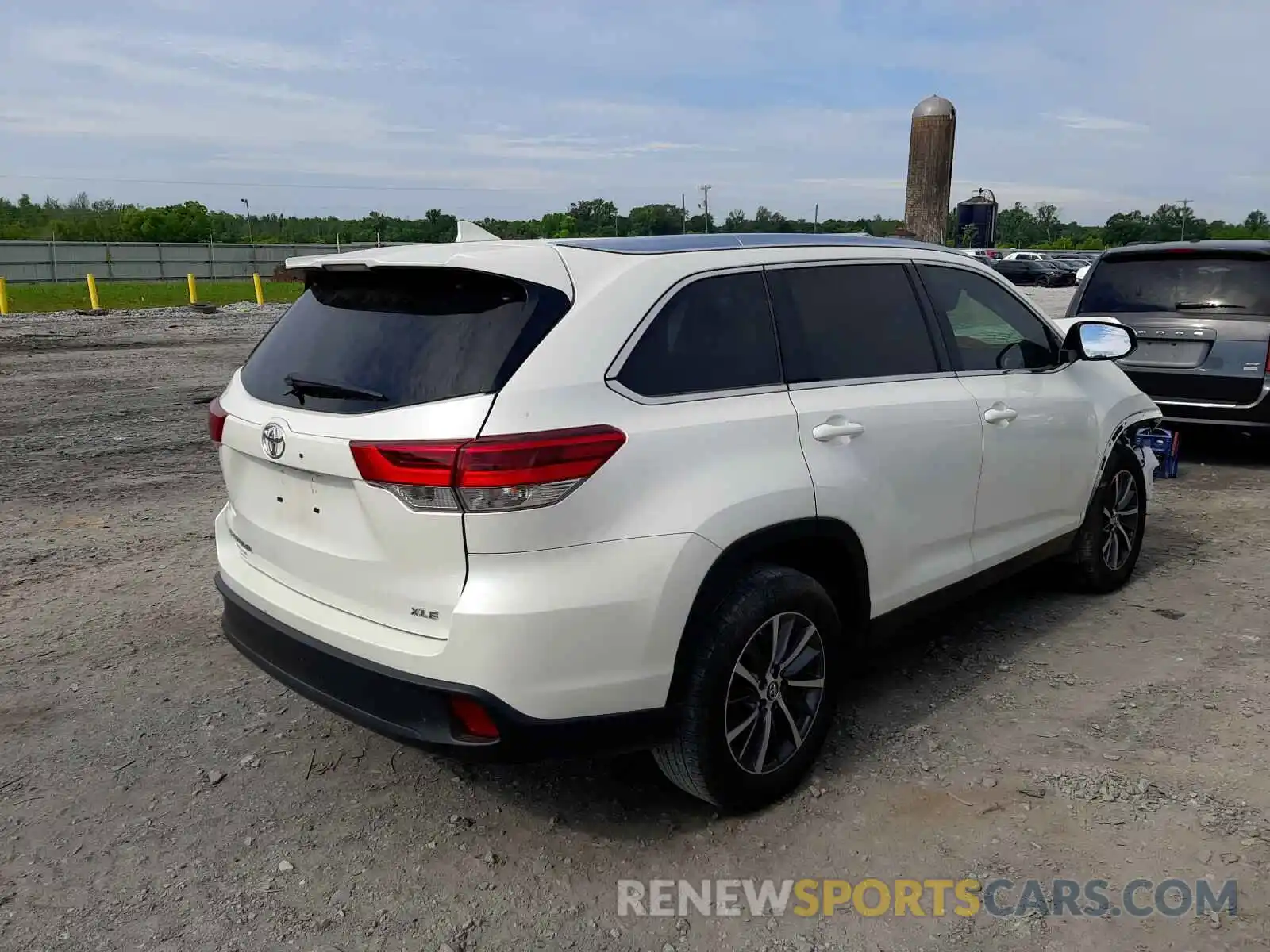 4 Photograph of a damaged car 5TDKZRFH3KS312071 TOYOTA HIGHLANDER 2019