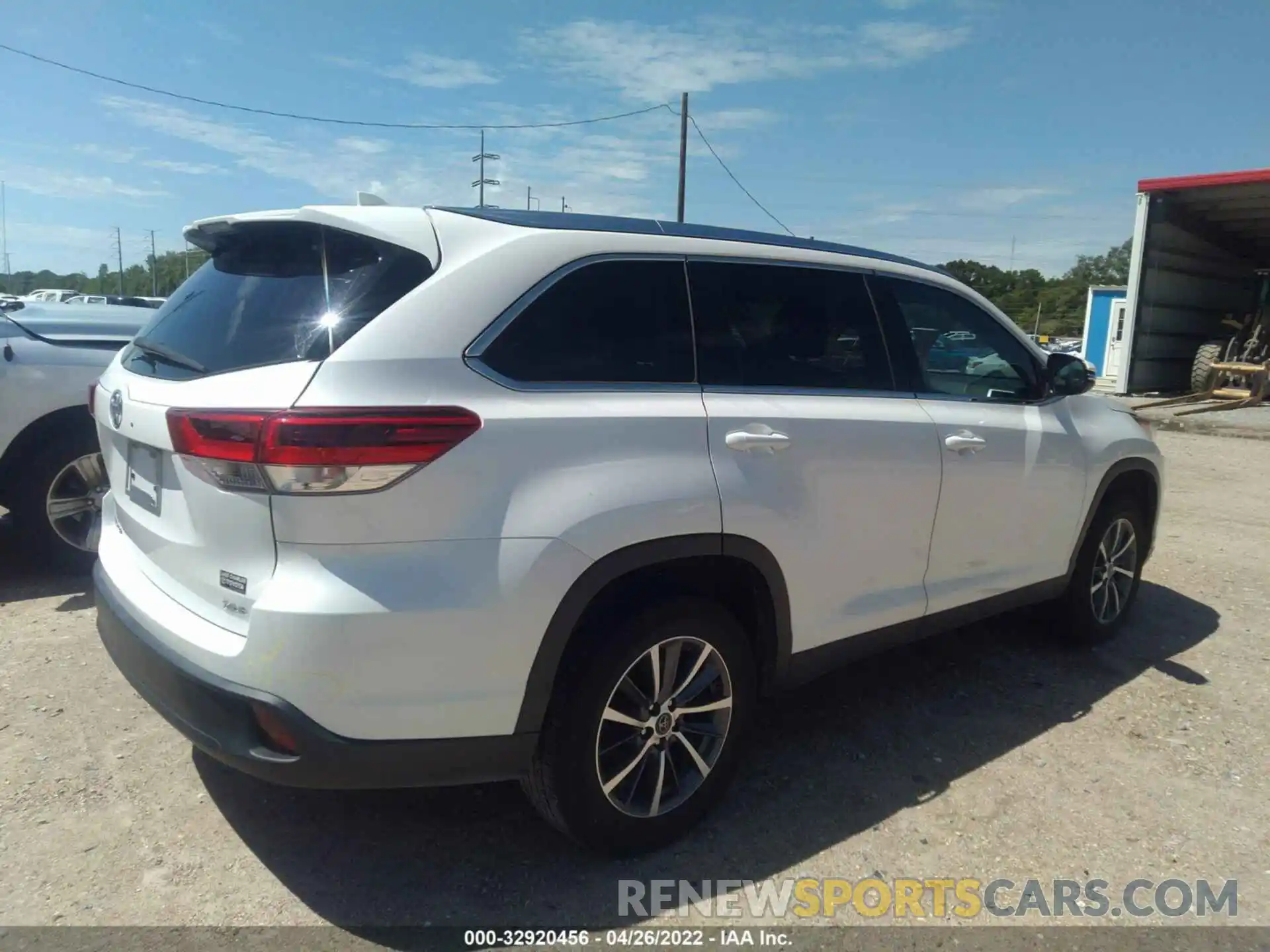 4 Photograph of a damaged car 5TDKZRFH3KS315360 TOYOTA HIGHLANDER 2019