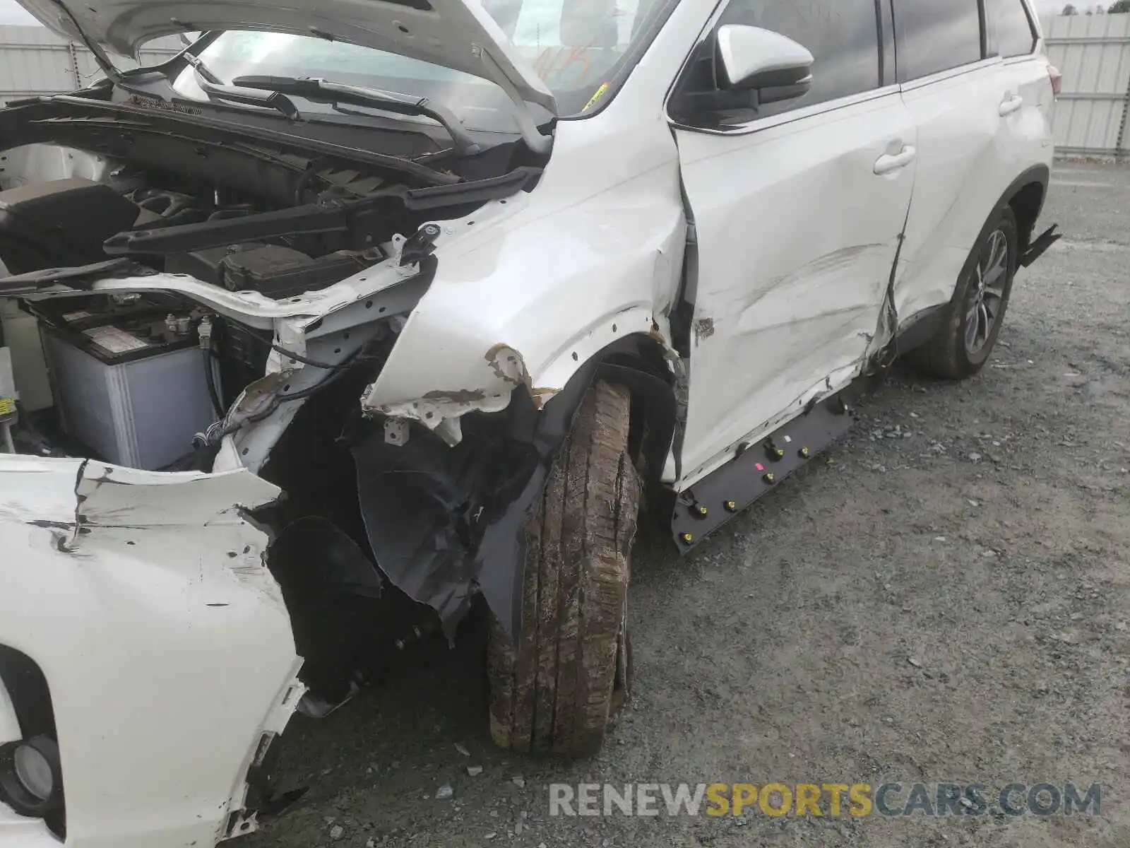 9 Photograph of a damaged car 5TDKZRFH3KS318274 TOYOTA HIGHLANDER 2019