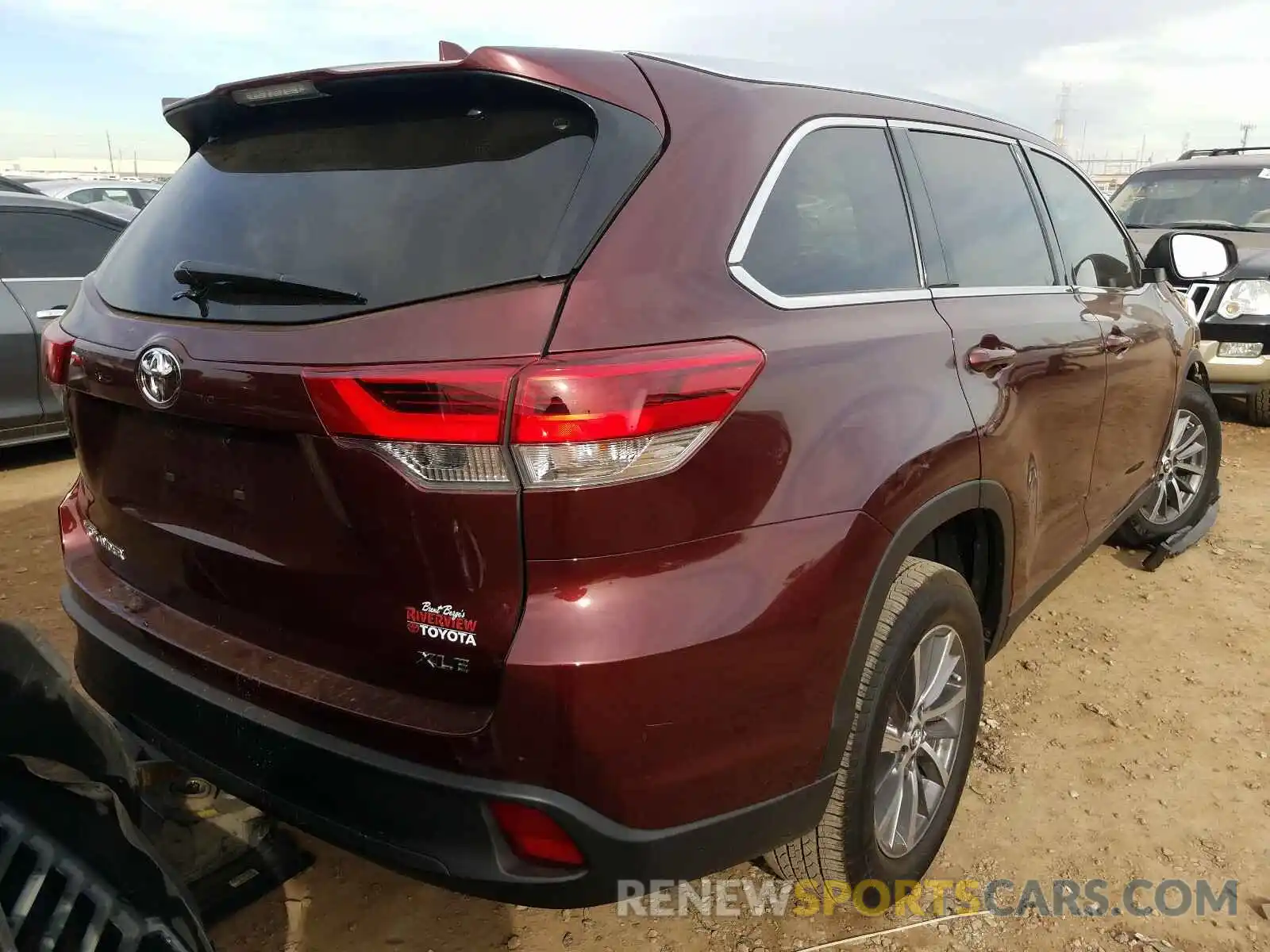 4 Photograph of a damaged car 5TDKZRFH3KS322339 TOYOTA HIGHLANDER 2019