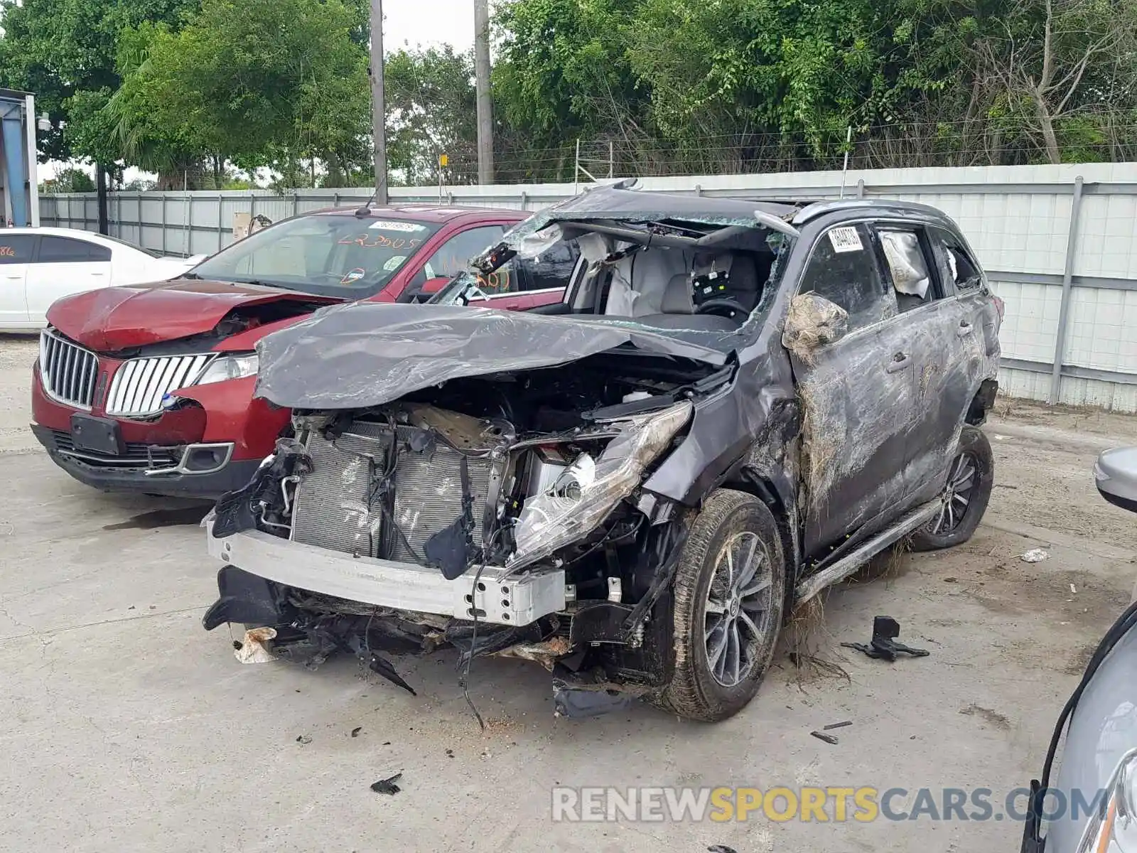 2 Photograph of a damaged car 5TDKZRFH3KS556707 TOYOTA HIGHLANDER 2019