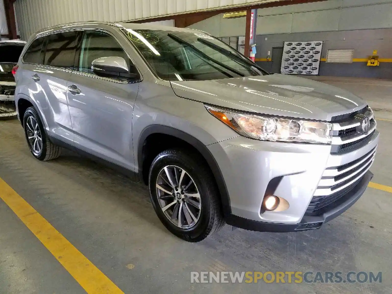 1 Photograph of a damaged car 5TDKZRFH3KS558795 TOYOTA HIGHLANDER 2019