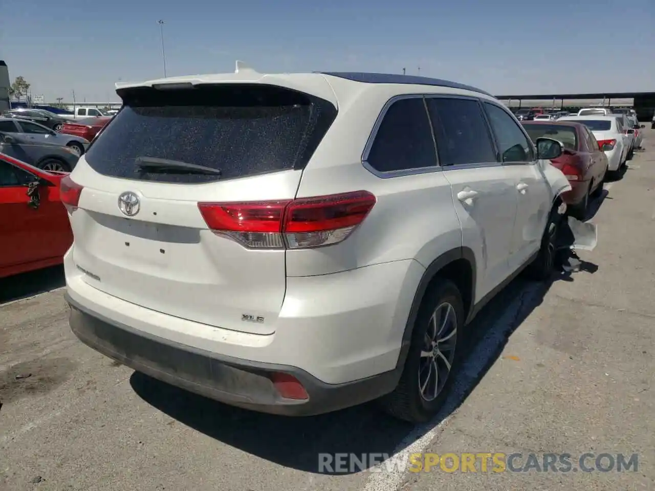 4 Photograph of a damaged car 5TDKZRFH3KS559557 TOYOTA HIGHLANDER 2019