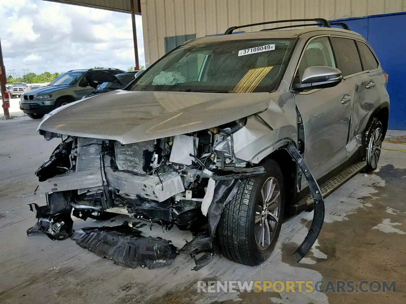 2 Photograph of a damaged car 5TDKZRFH3KS561485 TOYOTA HIGHLANDER 2019