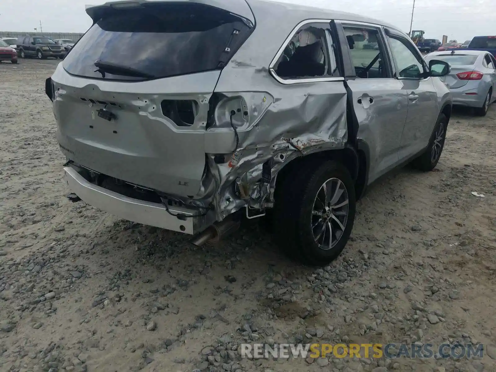 4 Photograph of a damaged car 5TDKZRFH3KS561678 TOYOTA HIGHLANDER 2019