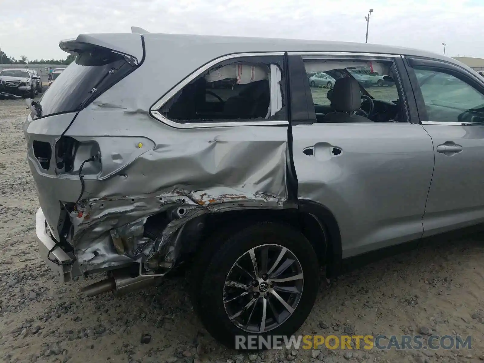 9 Photograph of a damaged car 5TDKZRFH3KS561678 TOYOTA HIGHLANDER 2019