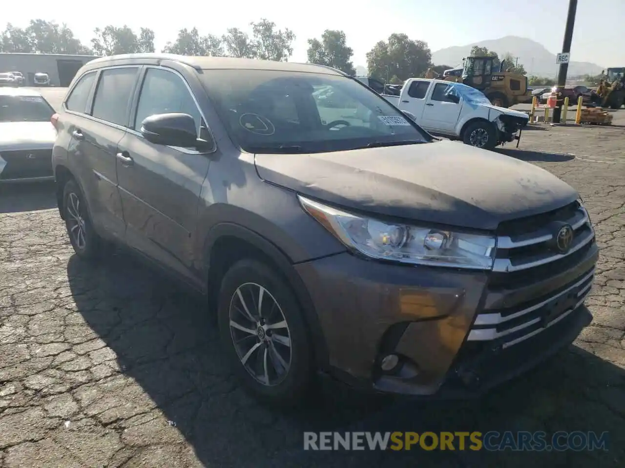 1 Photograph of a damaged car 5TDKZRFH3KS561910 TOYOTA HIGHLANDER 2019