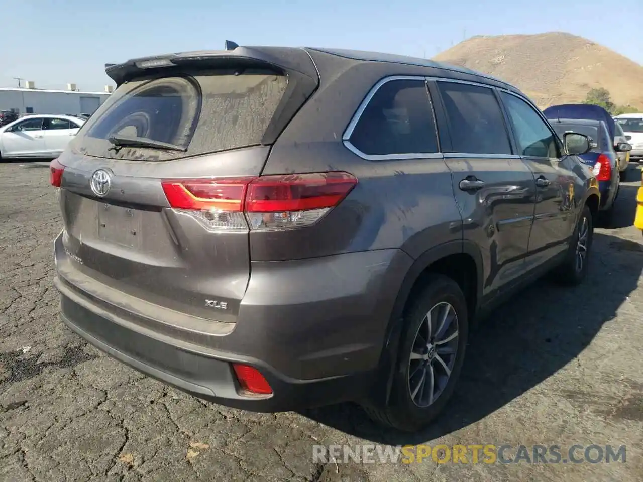 4 Photograph of a damaged car 5TDKZRFH3KS561910 TOYOTA HIGHLANDER 2019