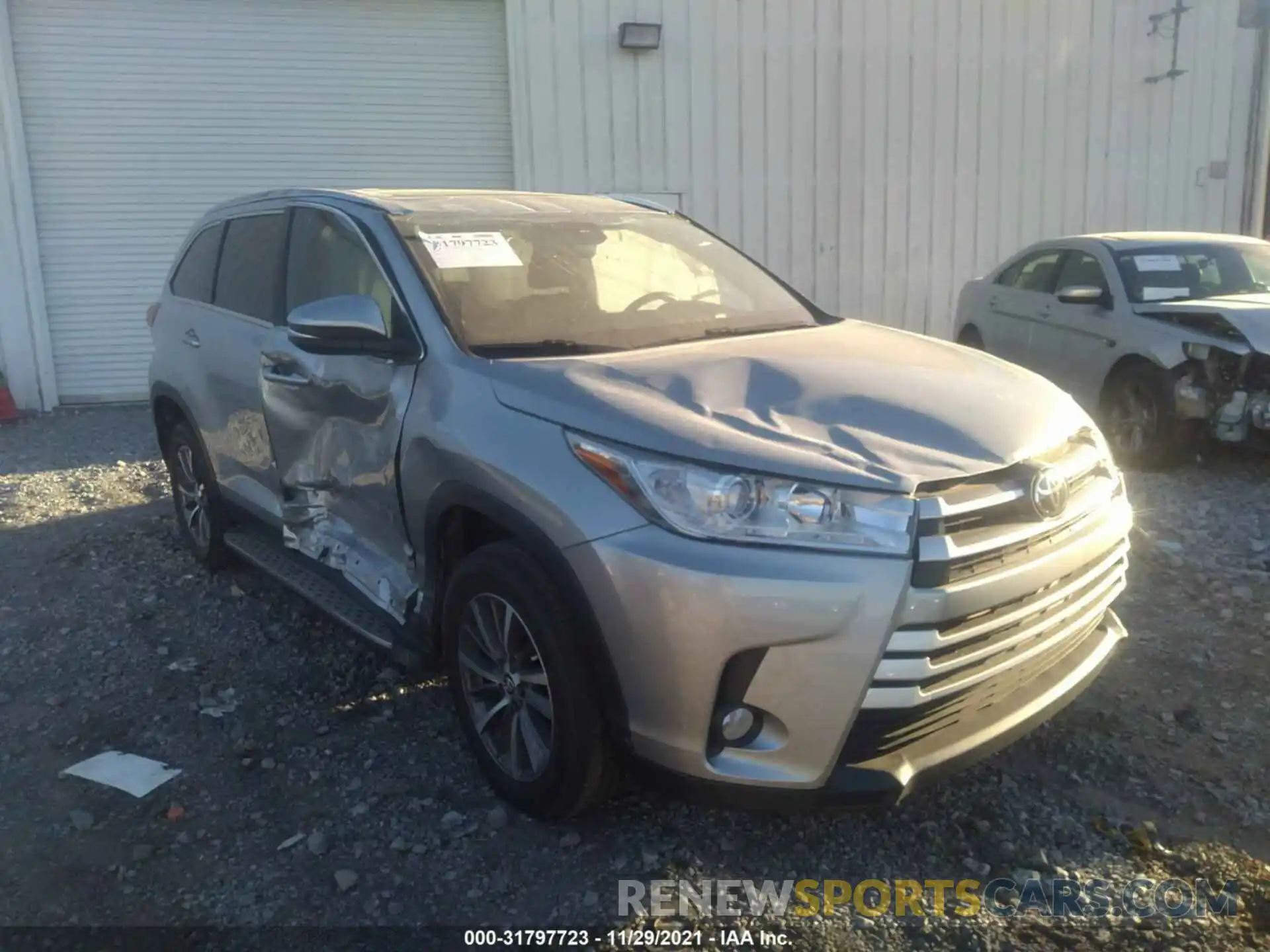 1 Photograph of a damaged car 5TDKZRFH3KS562765 TOYOTA HIGHLANDER 2019