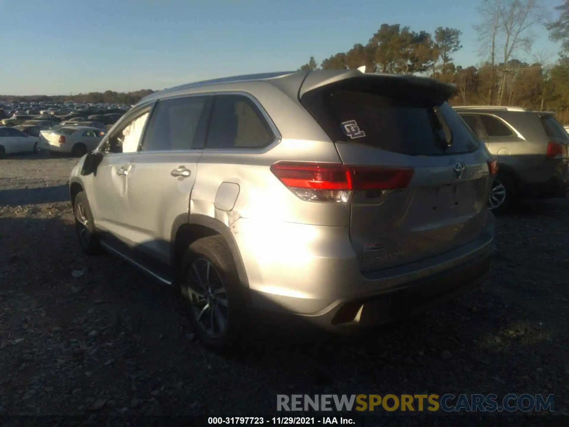 3 Photograph of a damaged car 5TDKZRFH3KS562765 TOYOTA HIGHLANDER 2019