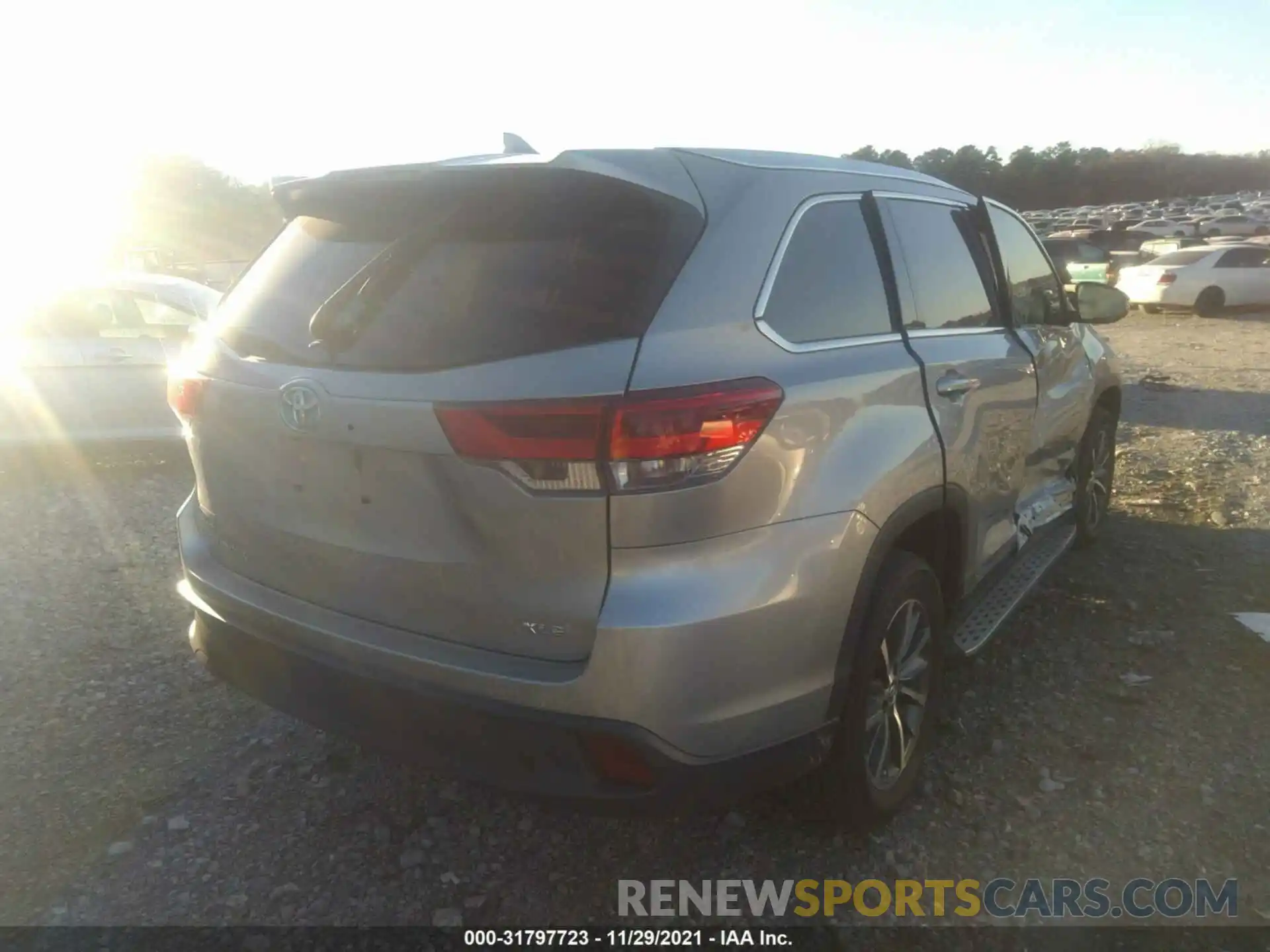 4 Photograph of a damaged car 5TDKZRFH3KS562765 TOYOTA HIGHLANDER 2019