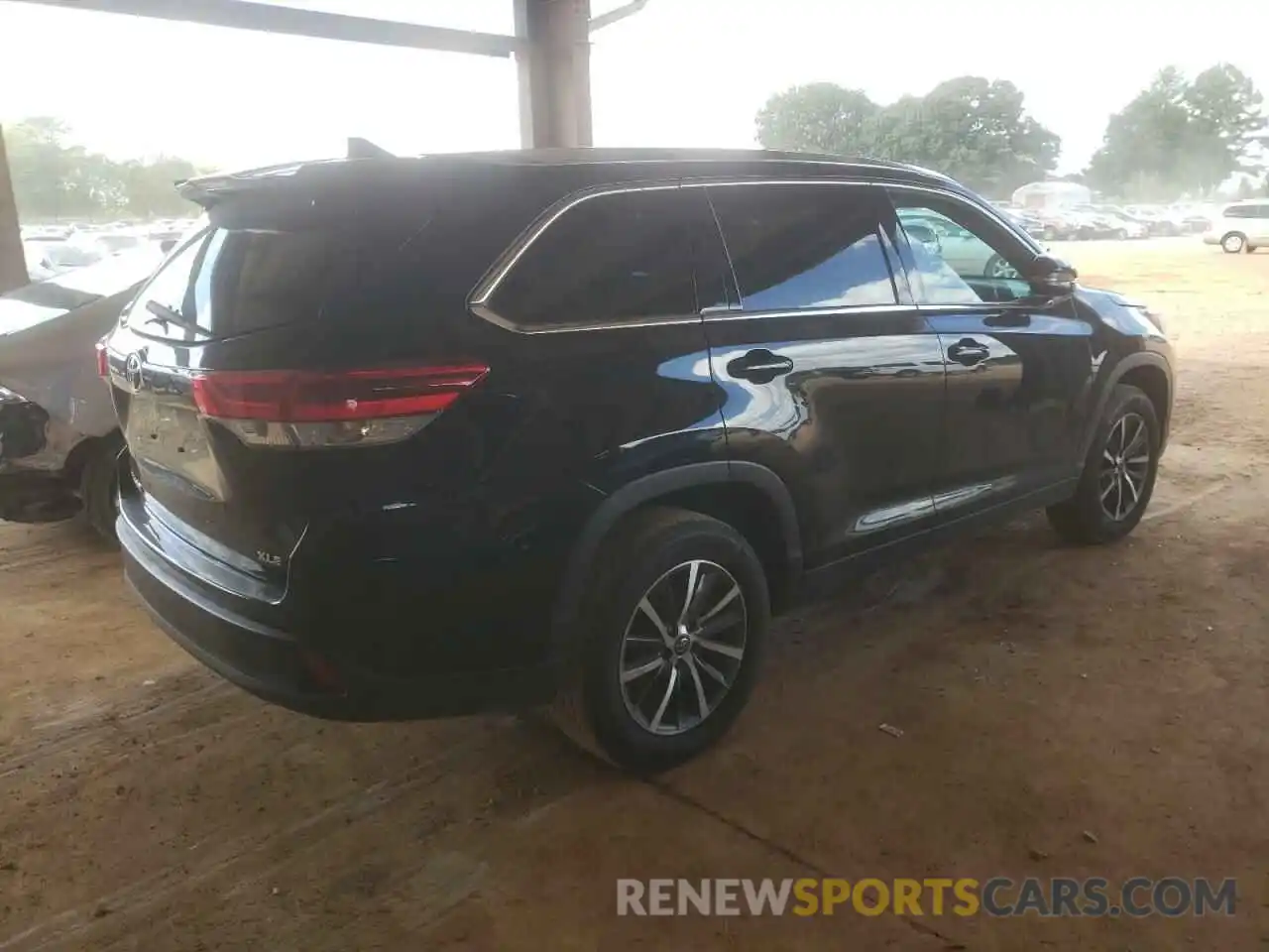 4 Photograph of a damaged car 5TDKZRFH3KS567061 TOYOTA HIGHLANDER 2019