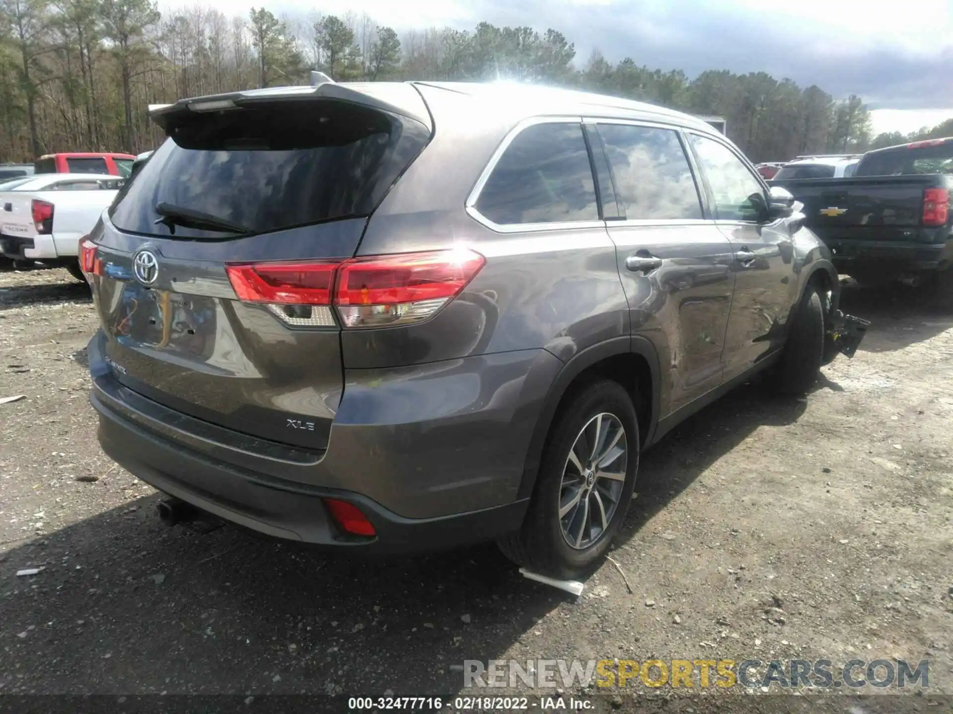 4 Photograph of a damaged car 5TDKZRFH3KS567223 TOYOTA HIGHLANDER 2019