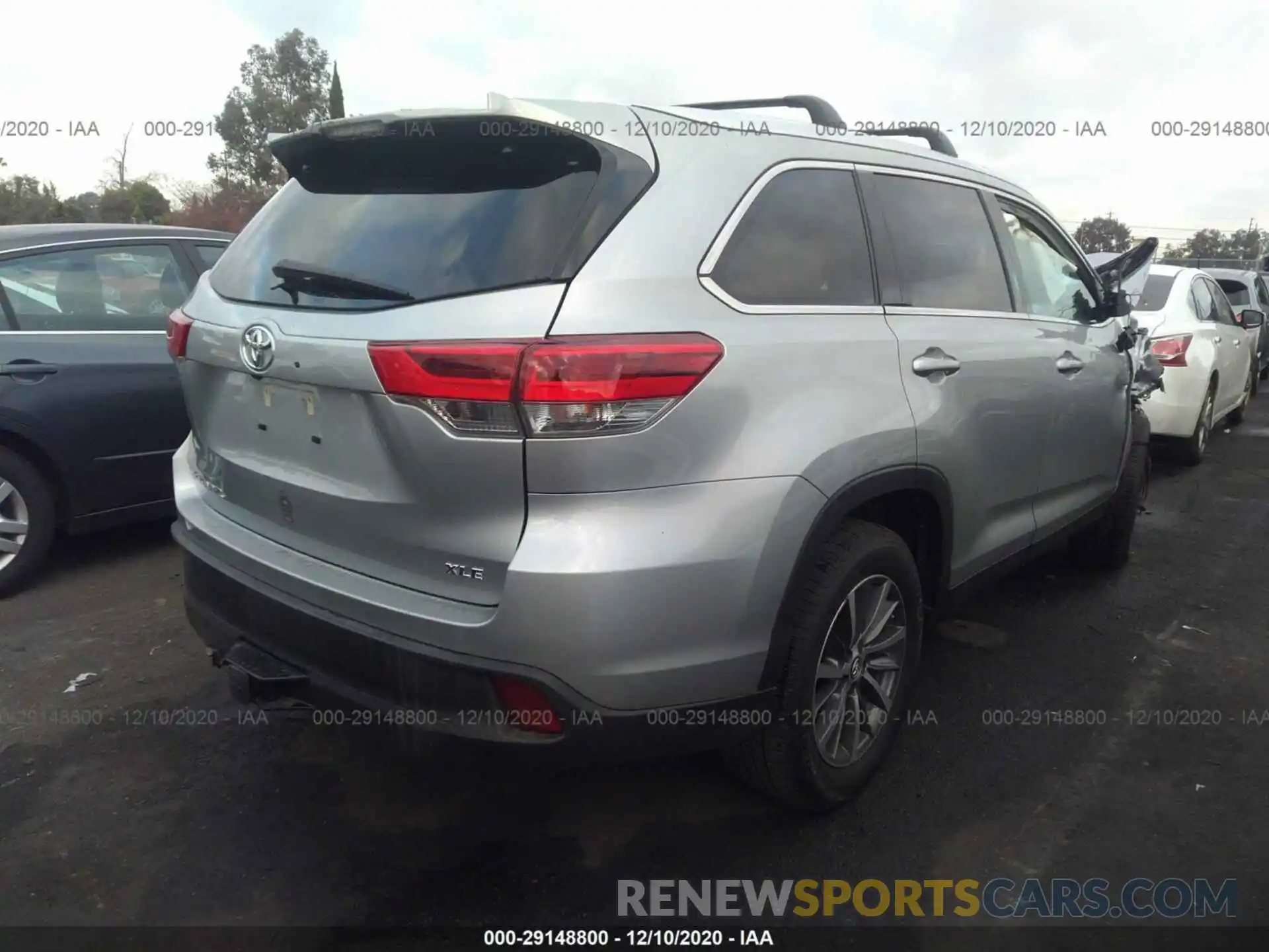 4 Photograph of a damaged car 5TDKZRFH3KS570087 TOYOTA HIGHLANDER 2019