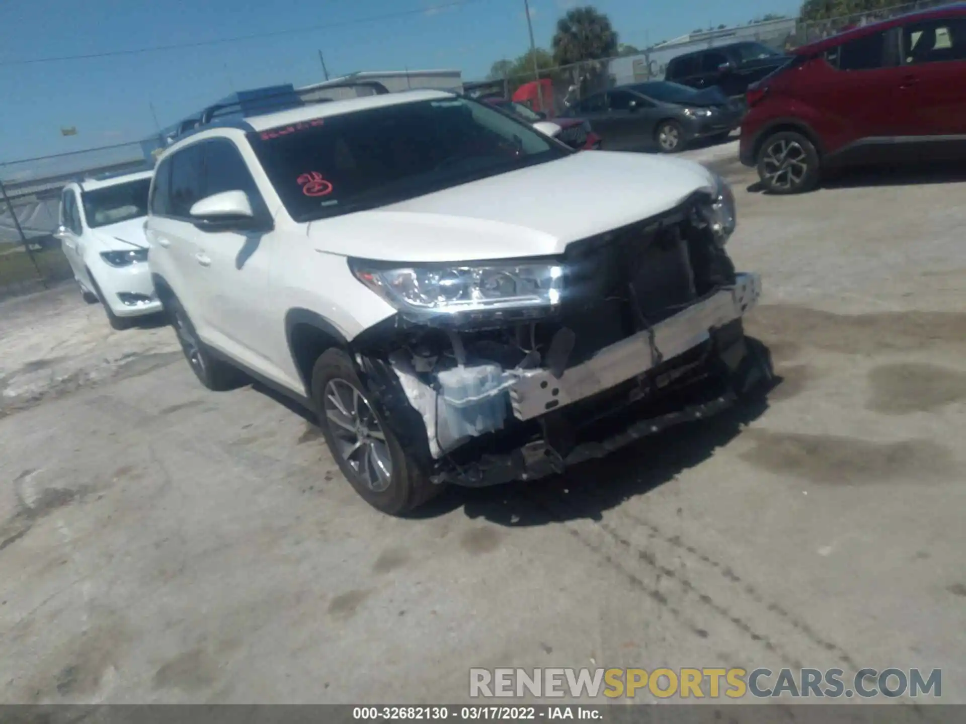 1 Photograph of a damaged car 5TDKZRFH3KS571935 TOYOTA HIGHLANDER 2019