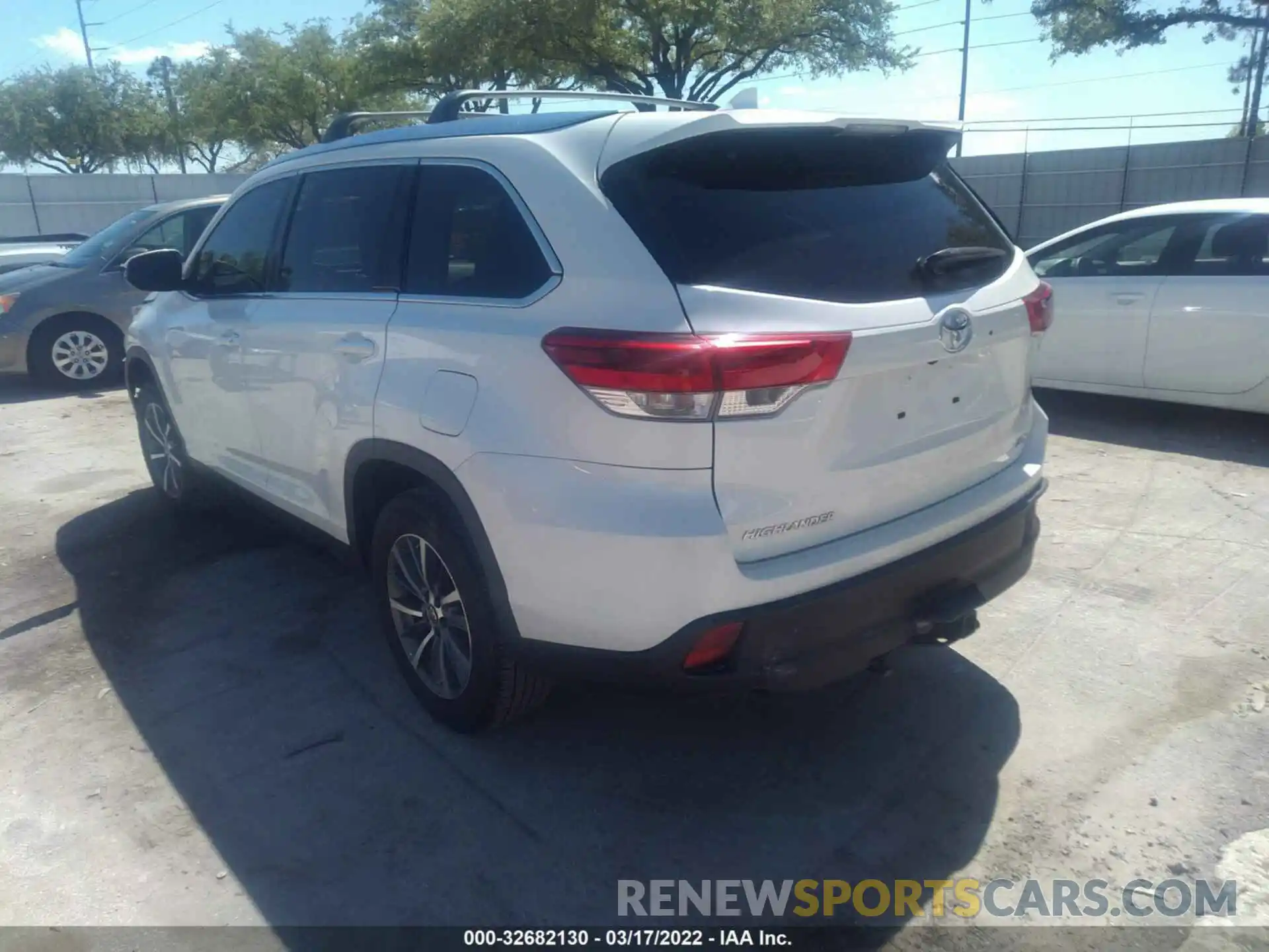 3 Photograph of a damaged car 5TDKZRFH3KS571935 TOYOTA HIGHLANDER 2019