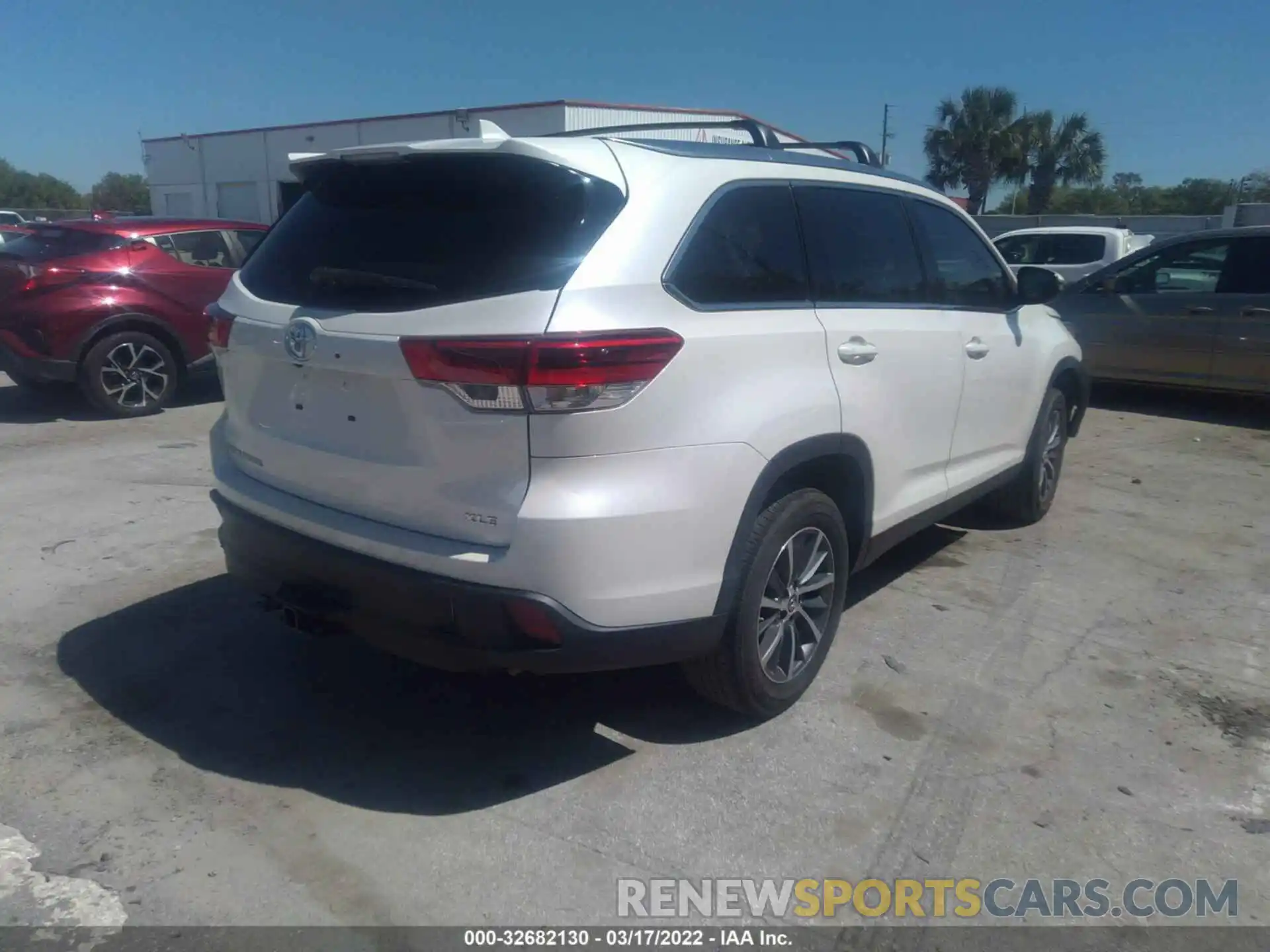 4 Photograph of a damaged car 5TDKZRFH3KS571935 TOYOTA HIGHLANDER 2019