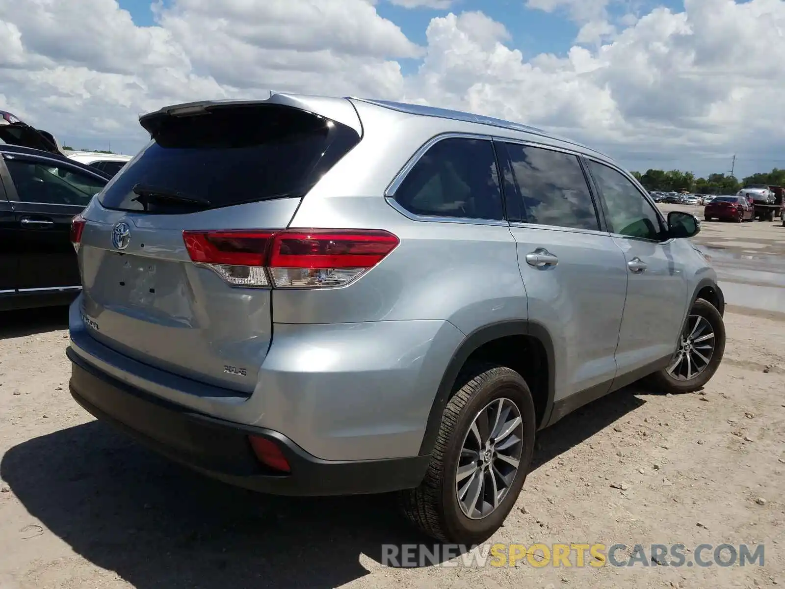 4 Photograph of a damaged car 5TDKZRFH3KS572910 TOYOTA HIGHLANDER 2019