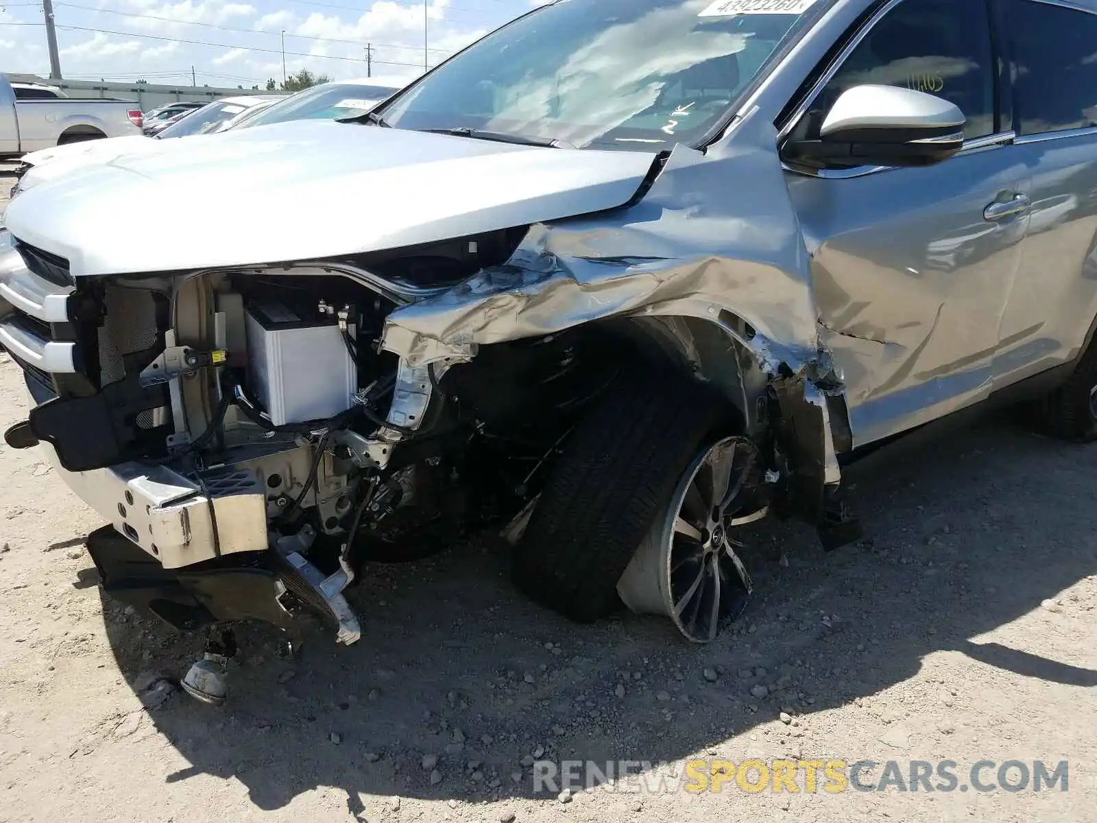 9 Photograph of a damaged car 5TDKZRFH3KS572910 TOYOTA HIGHLANDER 2019