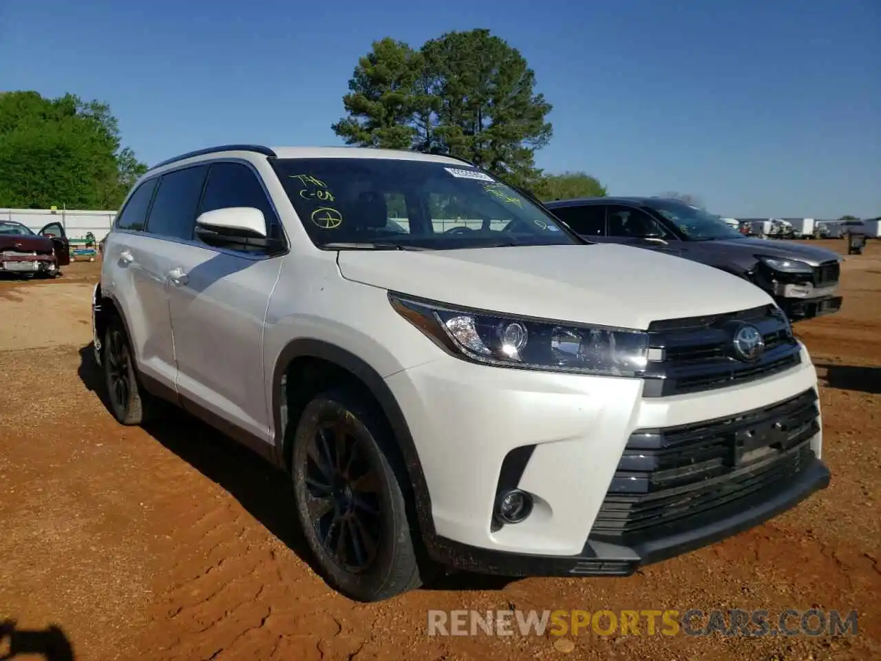 1 Photograph of a damaged car 5TDKZRFH3KS573670 TOYOTA HIGHLANDER 2019