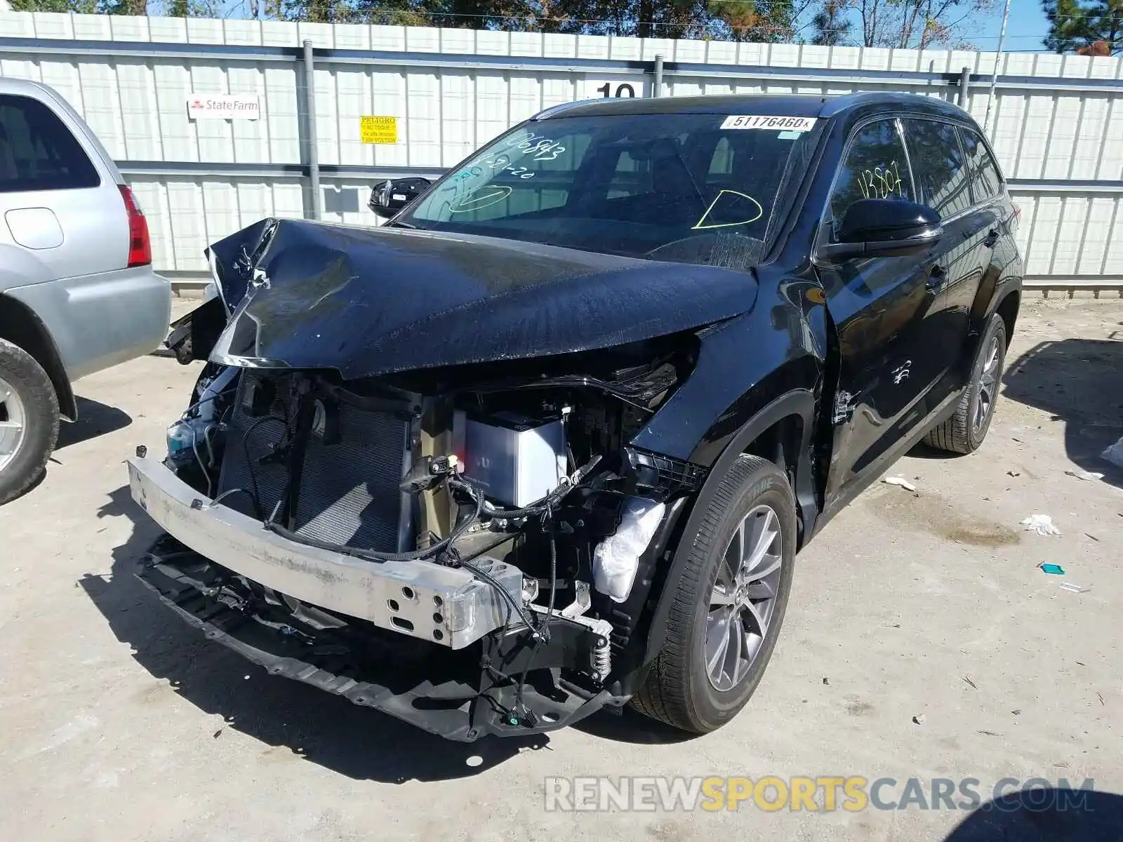 2 Photograph of a damaged car 5TDKZRFH4KS303699 TOYOTA HIGHLANDER 2019