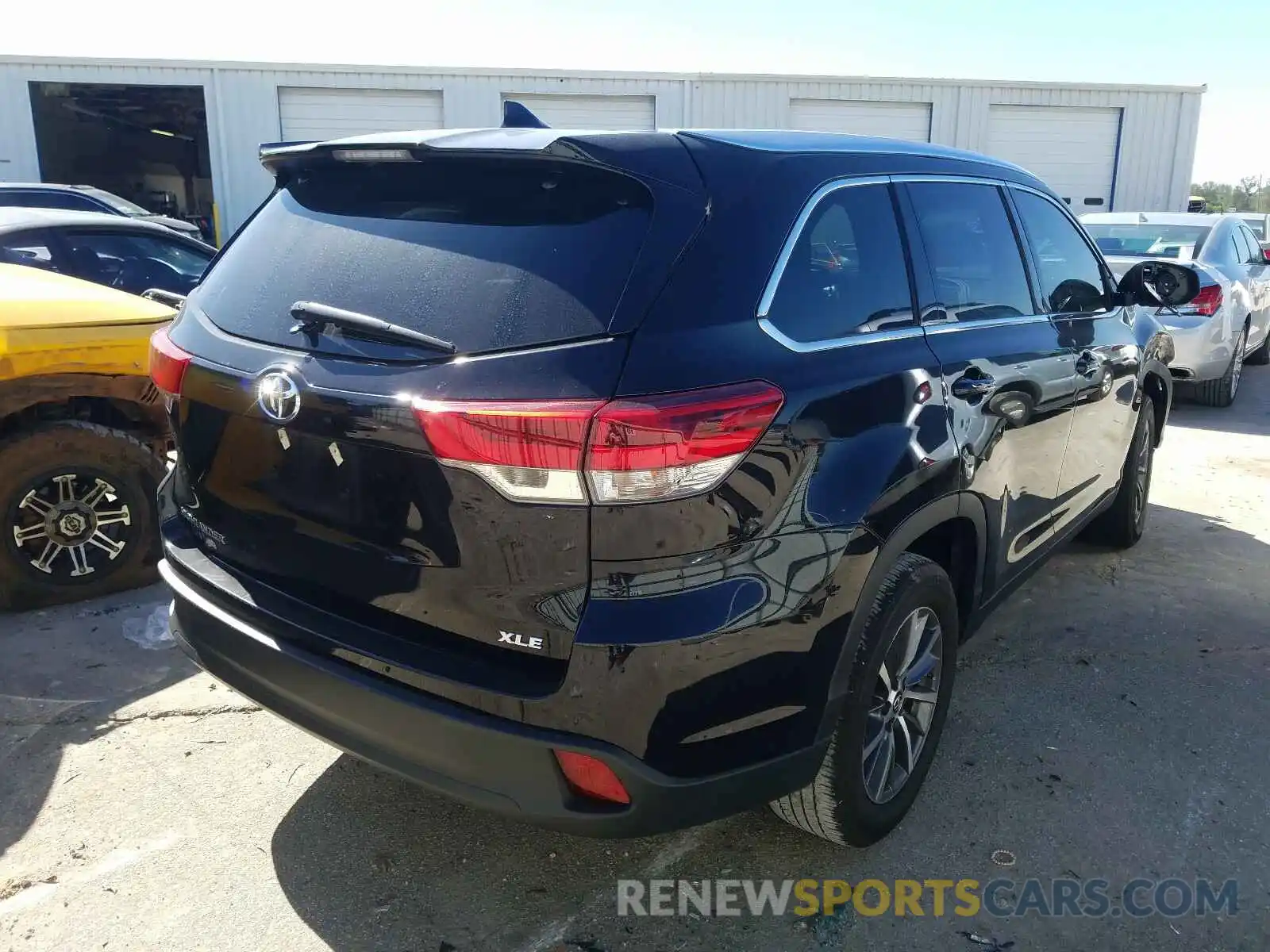 4 Photograph of a damaged car 5TDKZRFH4KS303699 TOYOTA HIGHLANDER 2019