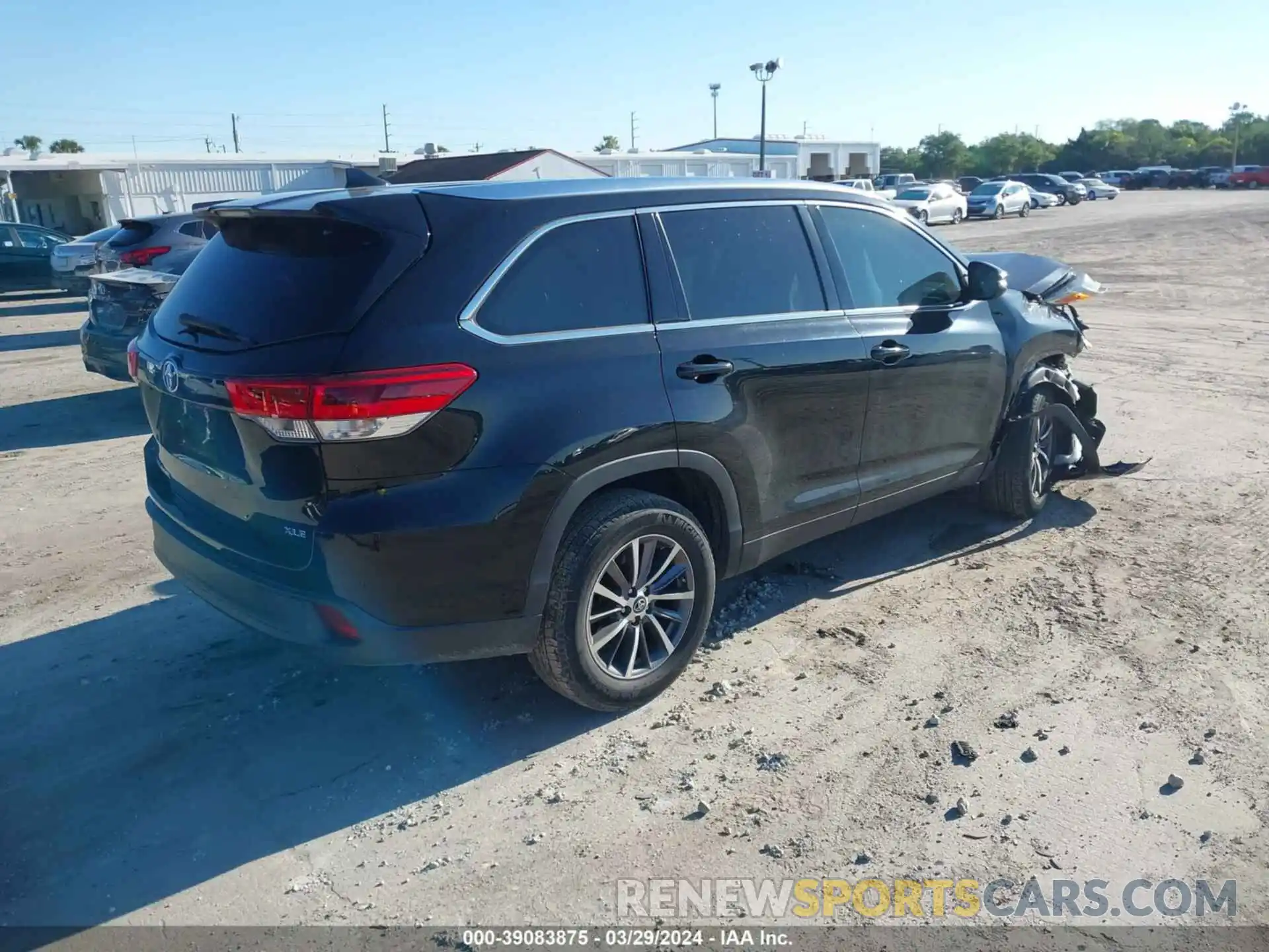 4 Photograph of a damaged car 5TDKZRFH4KS308353 TOYOTA HIGHLANDER 2019