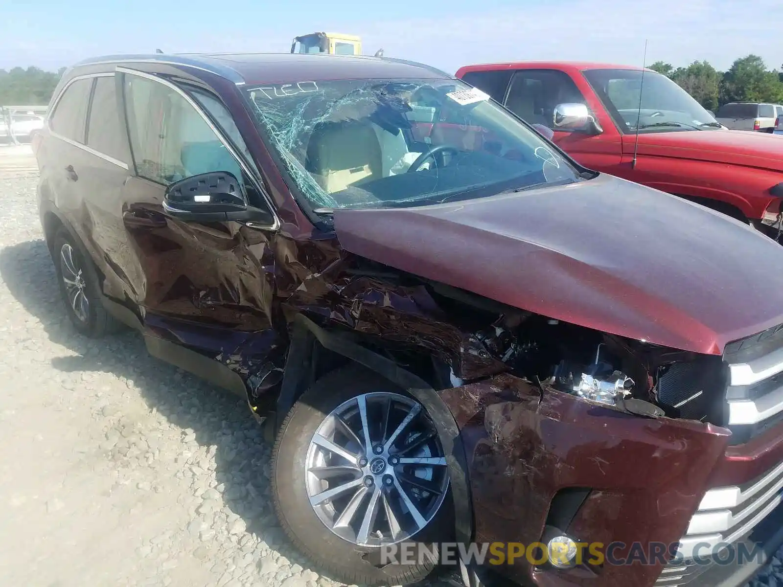 9 Photograph of a damaged car 5TDKZRFH4KS323709 TOYOTA HIGHLANDER 2019