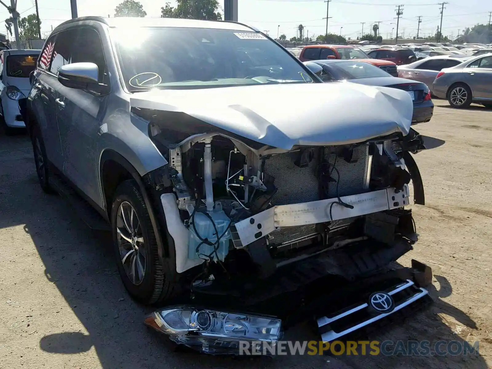 1 Photograph of a damaged car 5TDKZRFH4KS324343 TOYOTA HIGHLANDER 2019