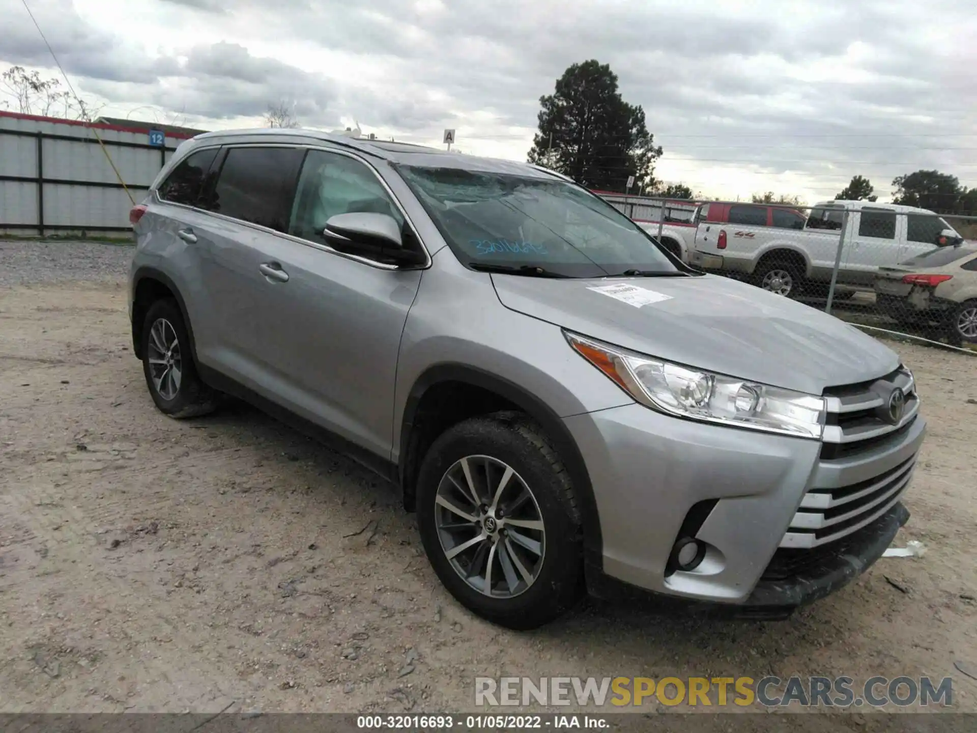 1 Photograph of a damaged car 5TDKZRFH4KS324438 TOYOTA HIGHLANDER 2019