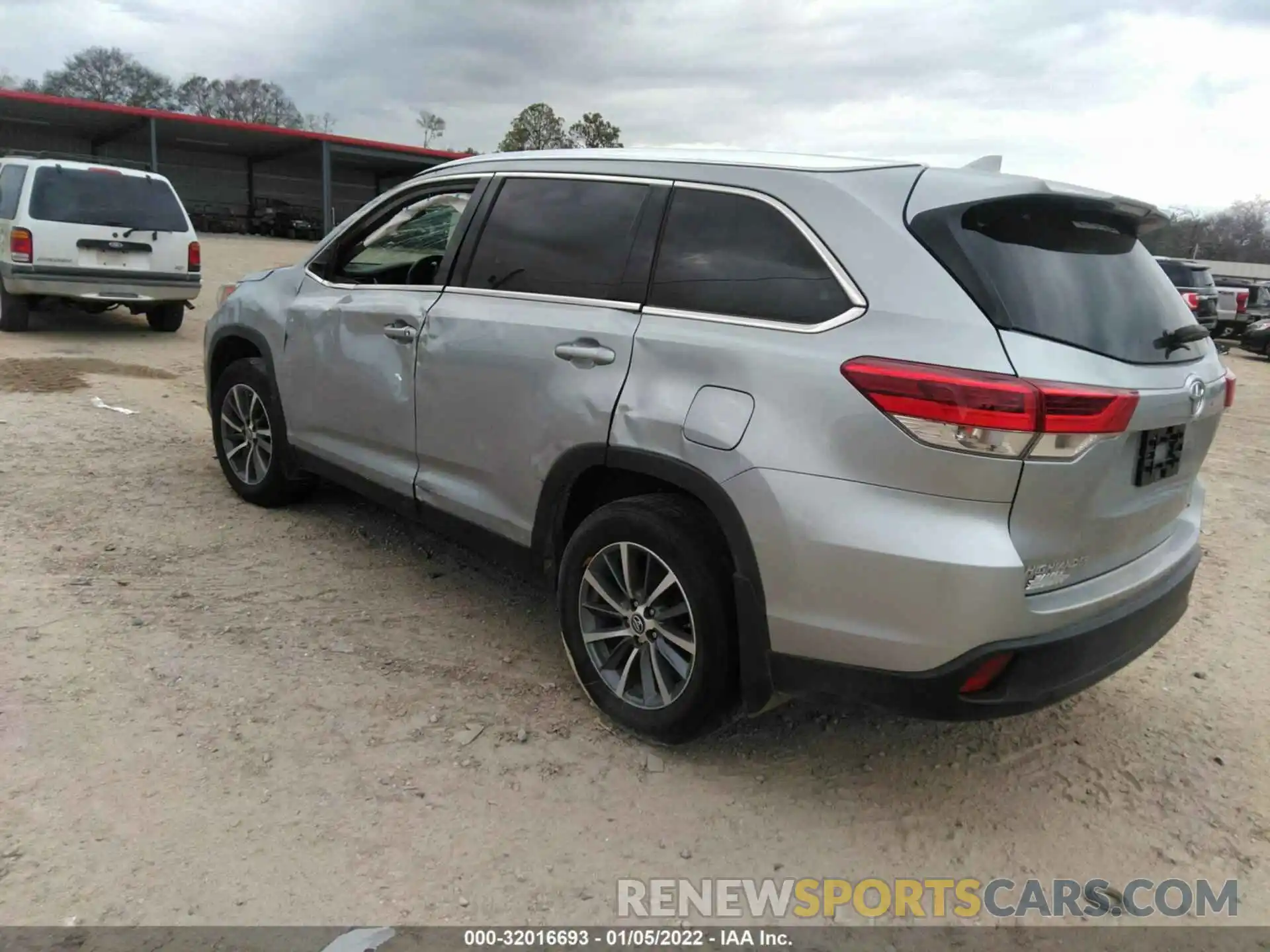 3 Photograph of a damaged car 5TDKZRFH4KS324438 TOYOTA HIGHLANDER 2019