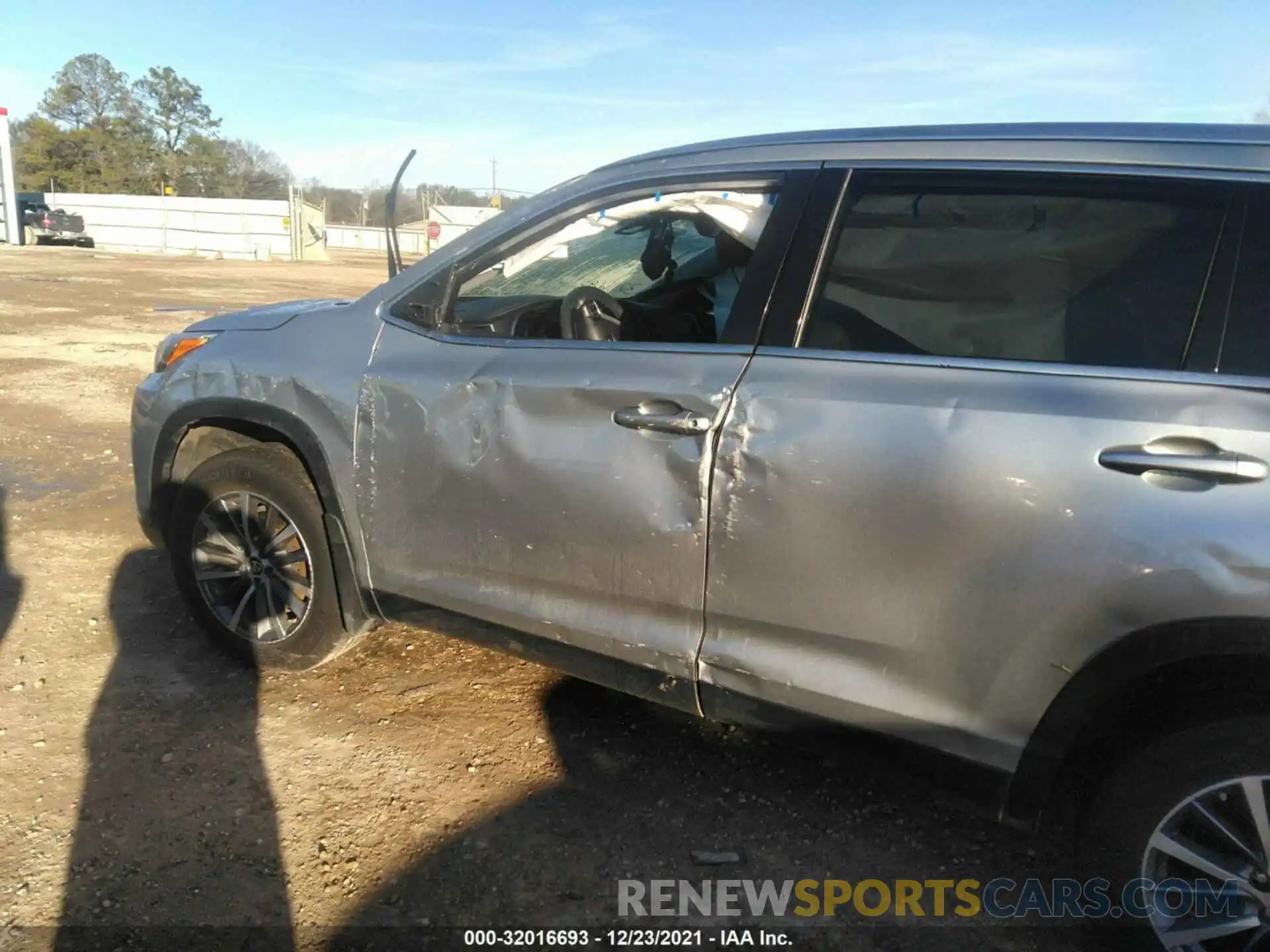 6 Photograph of a damaged car 5TDKZRFH4KS324438 TOYOTA HIGHLANDER 2019