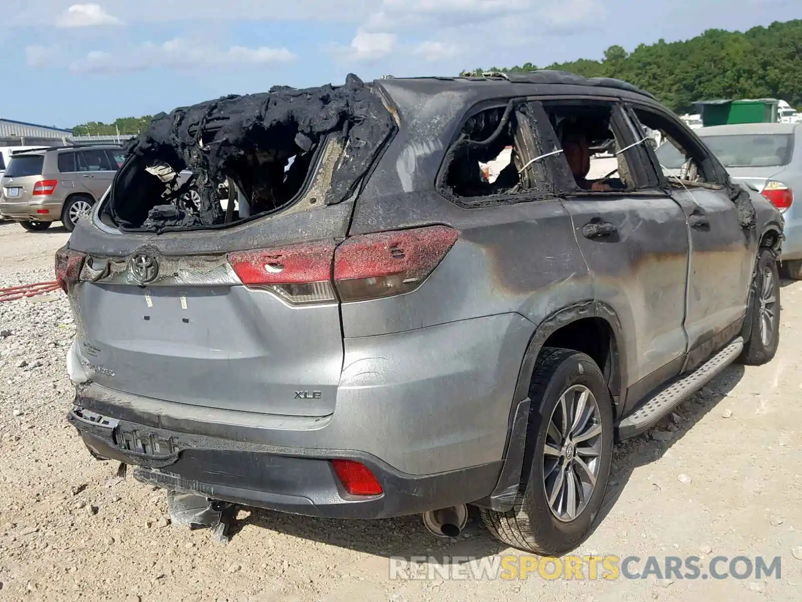 4 Photograph of a damaged car 5TDKZRFH4KS324911 TOYOTA HIGHLANDER 2019