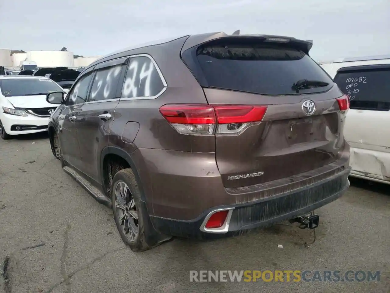 3 Photograph of a damaged car 5TDKZRFH4KS337061 TOYOTA HIGHLANDER 2019