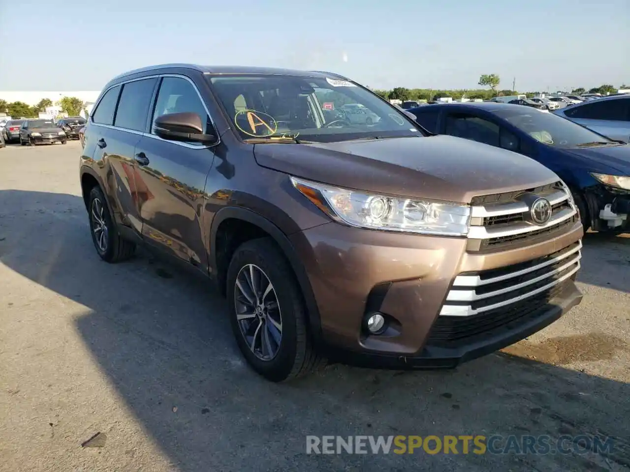 1 Photograph of a damaged car 5TDKZRFH4KS339053 TOYOTA HIGHLANDER 2019