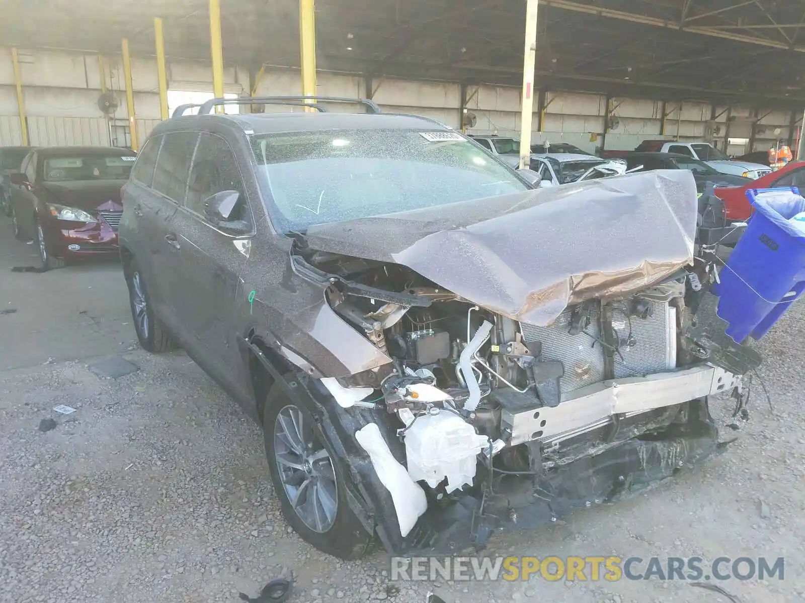 1 Photograph of a damaged car 5TDKZRFH4KS348321 TOYOTA HIGHLANDER 2019