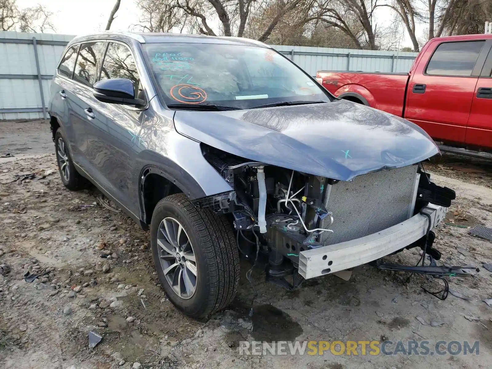 1 Photograph of a damaged car 5TDKZRFH4KS349890 TOYOTA HIGHLANDER 2019