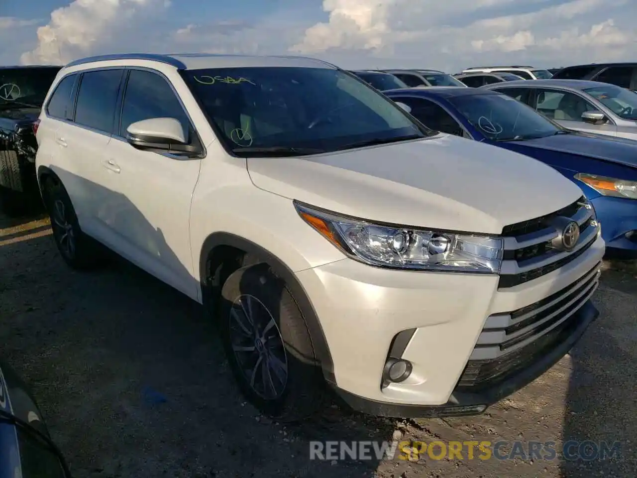 1 Photograph of a damaged car 5TDKZRFH4KS355334 TOYOTA HIGHLANDER 2019